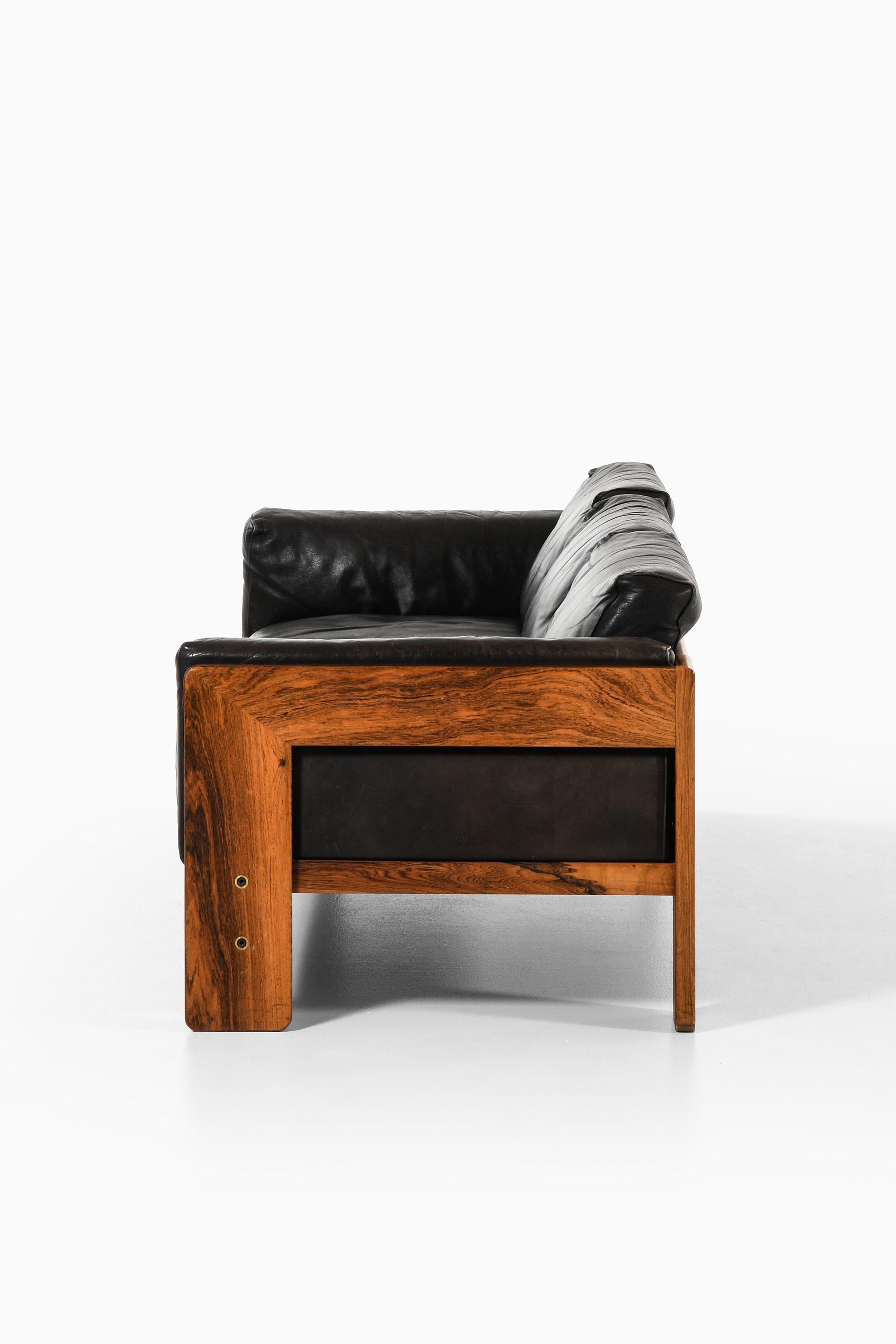 Mid-Century moderno Divano in palissandro e pelle nera originale di Tobia Scarpa, anni '60 in vendita