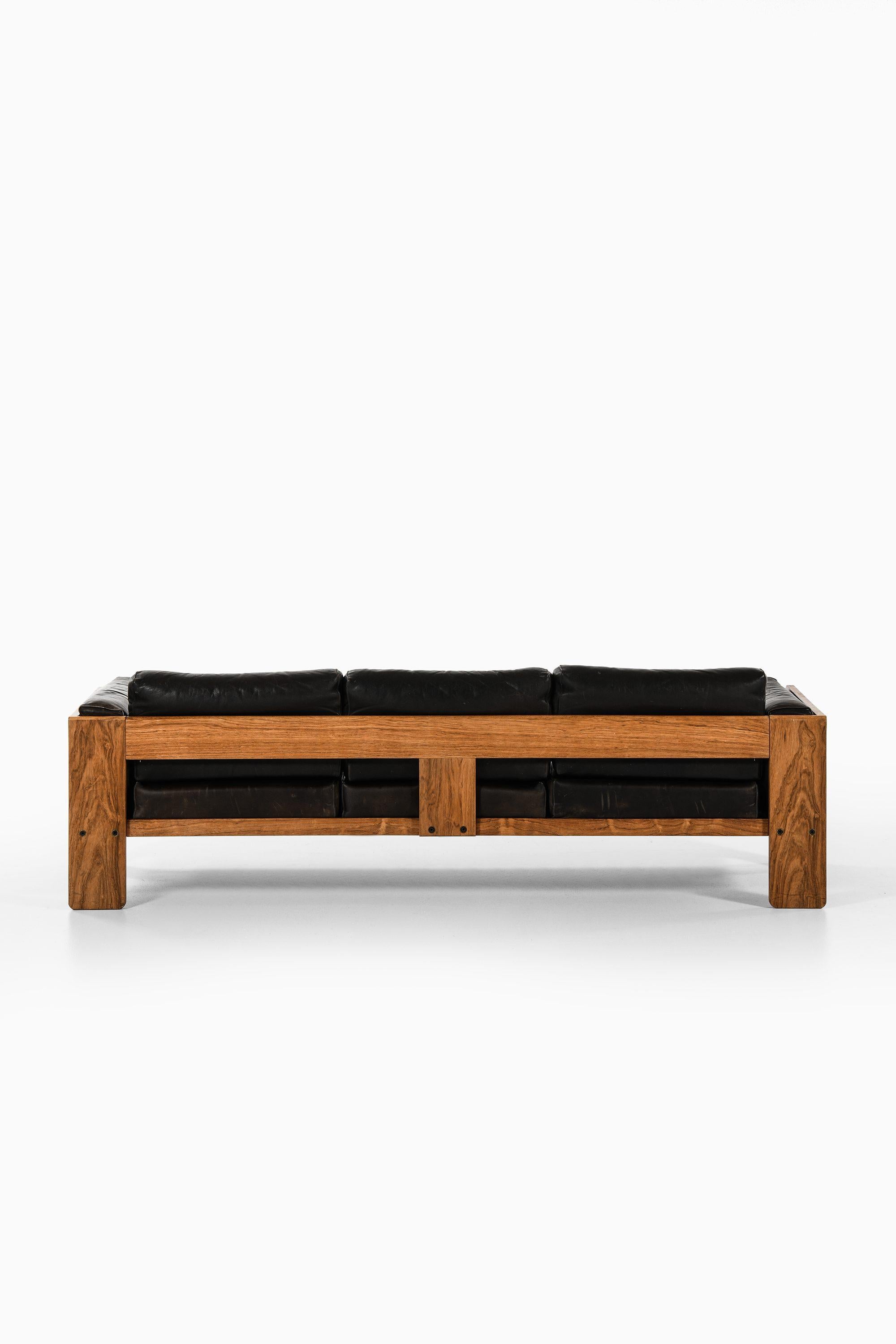 Divano in palissandro e pelle nera originale di Tobia Scarpa, anni '60 In condizioni buone in vendita a Limhamn, Skåne län