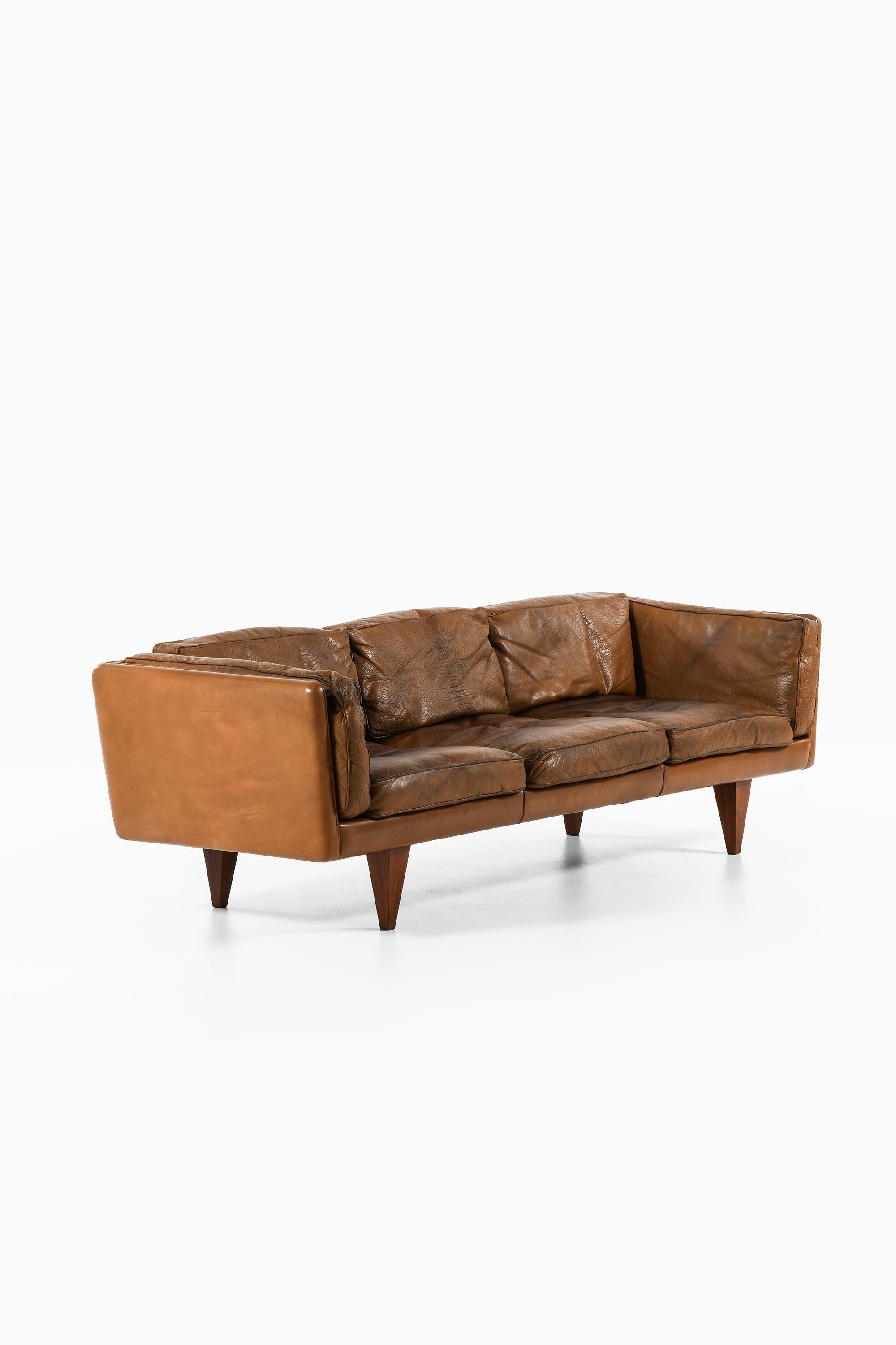 Sofa in Rosewood and Original Brown Leather by Illum Wikkelsø, 1960's

Additional Information:
Material: Rosewood and original brown leather
Style: Mid century, Scandinavian
Very rare sofa model V11
Produced by Holger Christiansen in