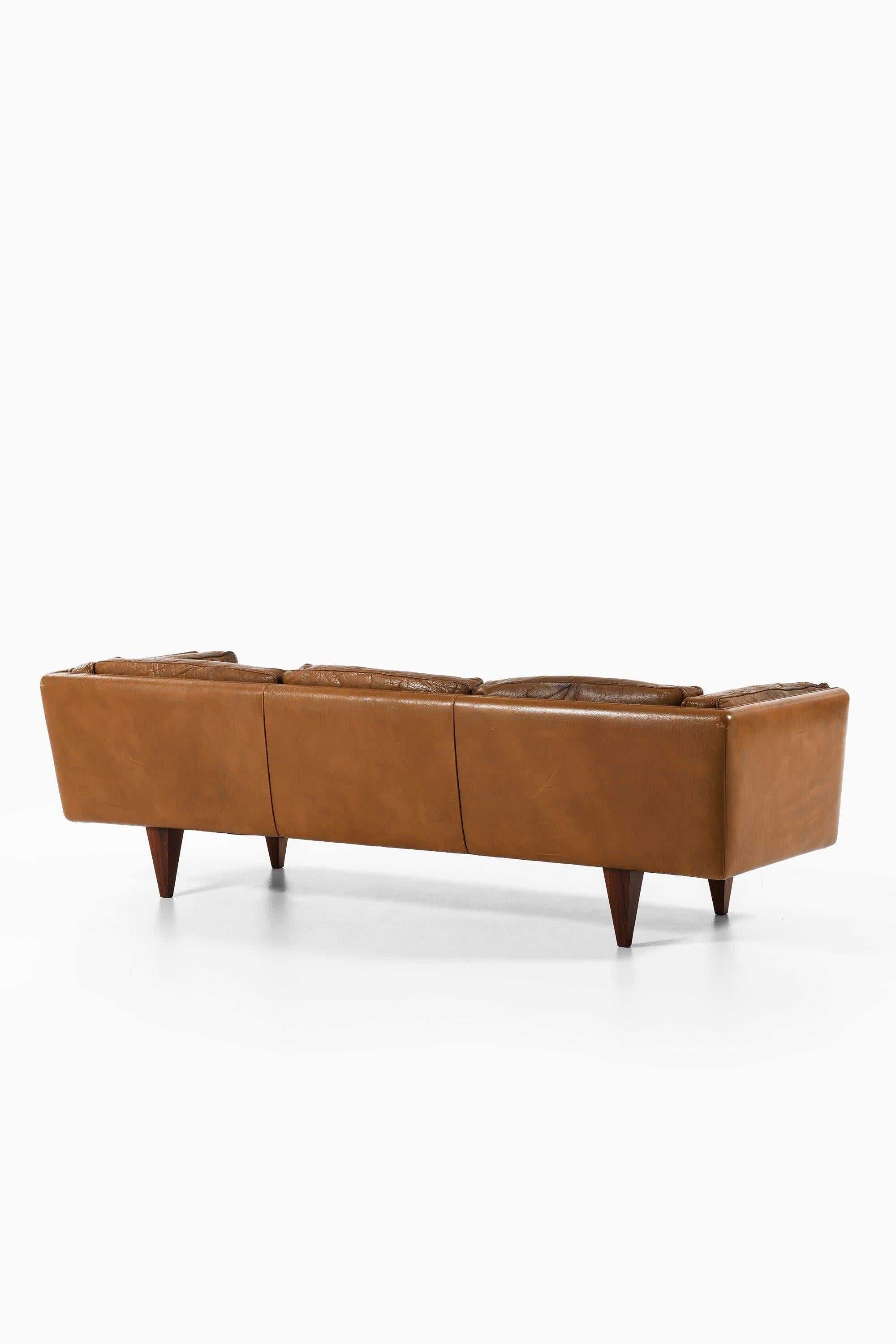Scandinavian Modern Sofa in Rosewood and Original Brown Leather by Illum Wikkelsø, 1960's For Sale
