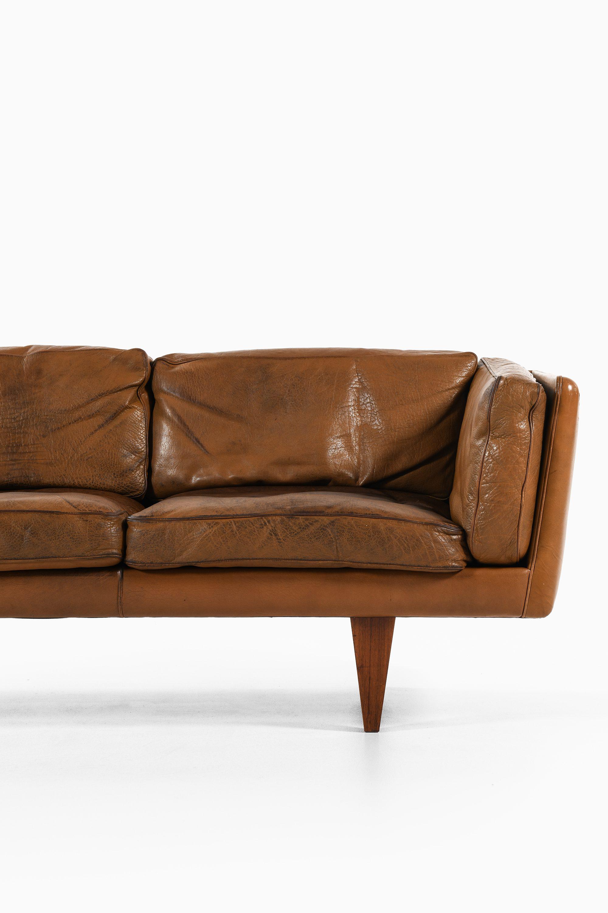 Danish Sofa in Rosewood and Original Brown Leather by Illum Wikkelsø, 1960's For Sale
