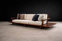 Canapé moderne brésilien en bois dur et bouclé par Liceu de Artes, vers les années 1960