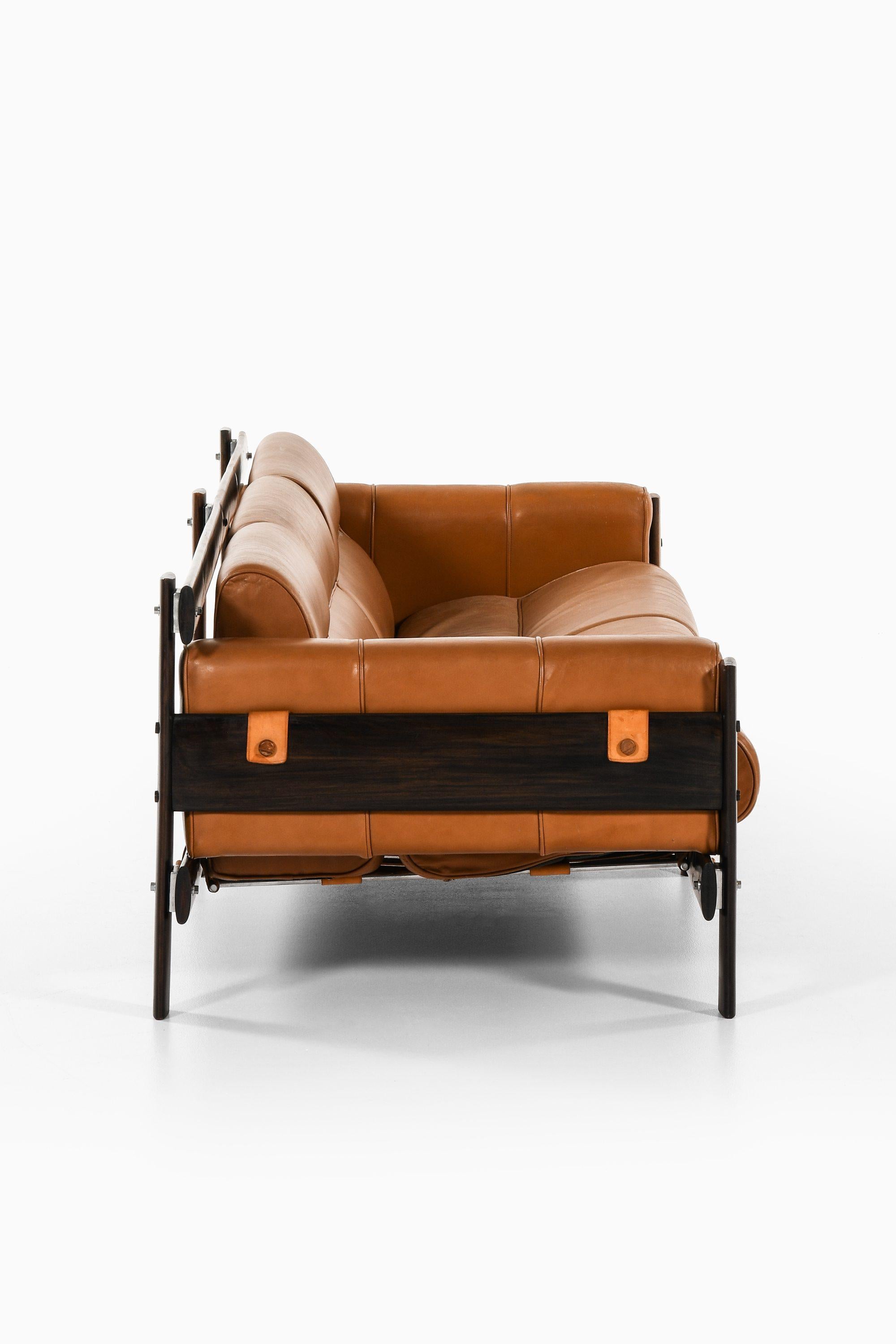 Mid-Century moderno Divano in palissandro, pelle e cromo di Percival Lafer, anni '70 in vendita