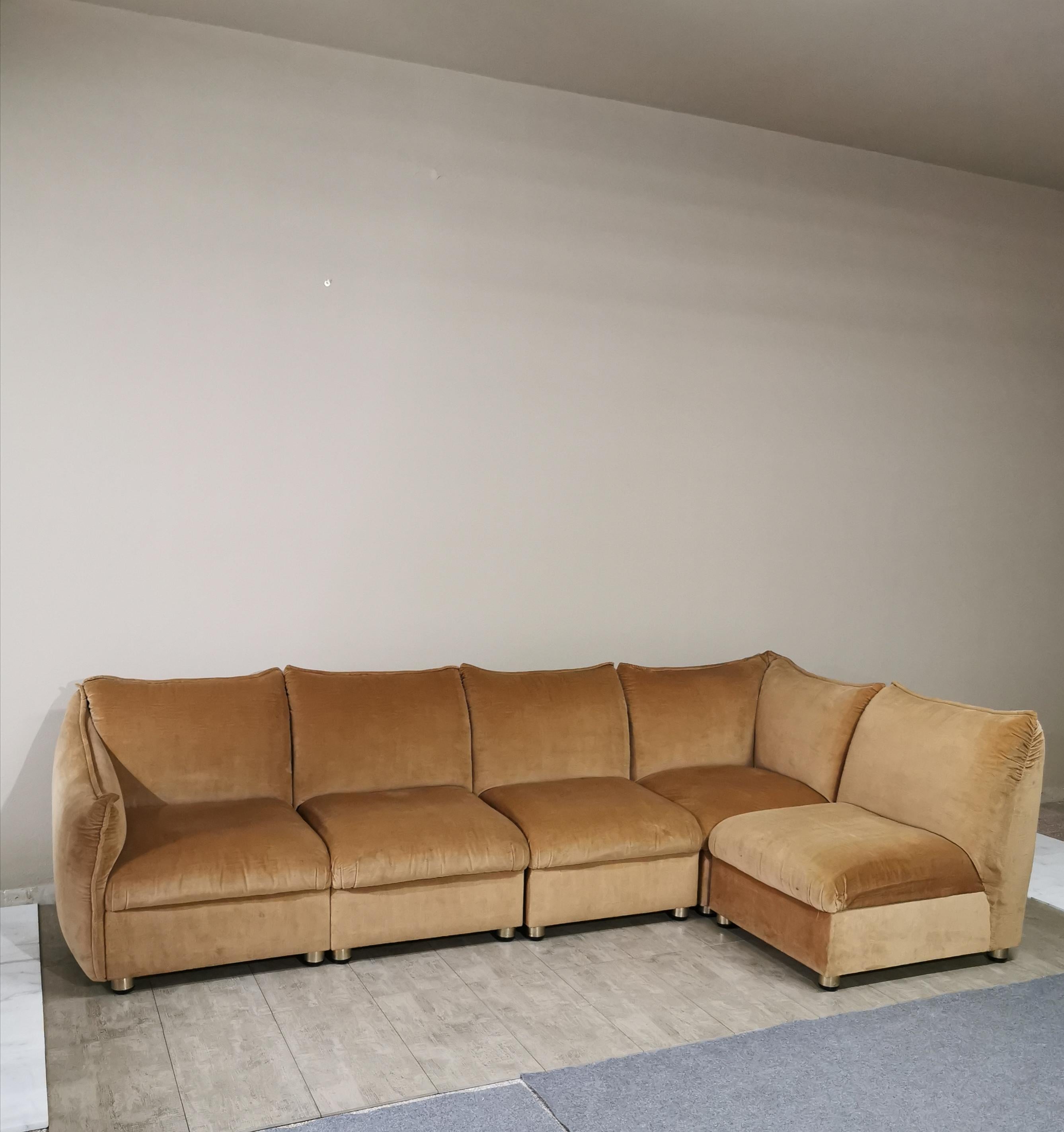 Set of 6 modular sofa with elegant lines and high design attributed to Cassina in smooth camel velvet with black and golden plastic feet. Italian production of the 1970s.

