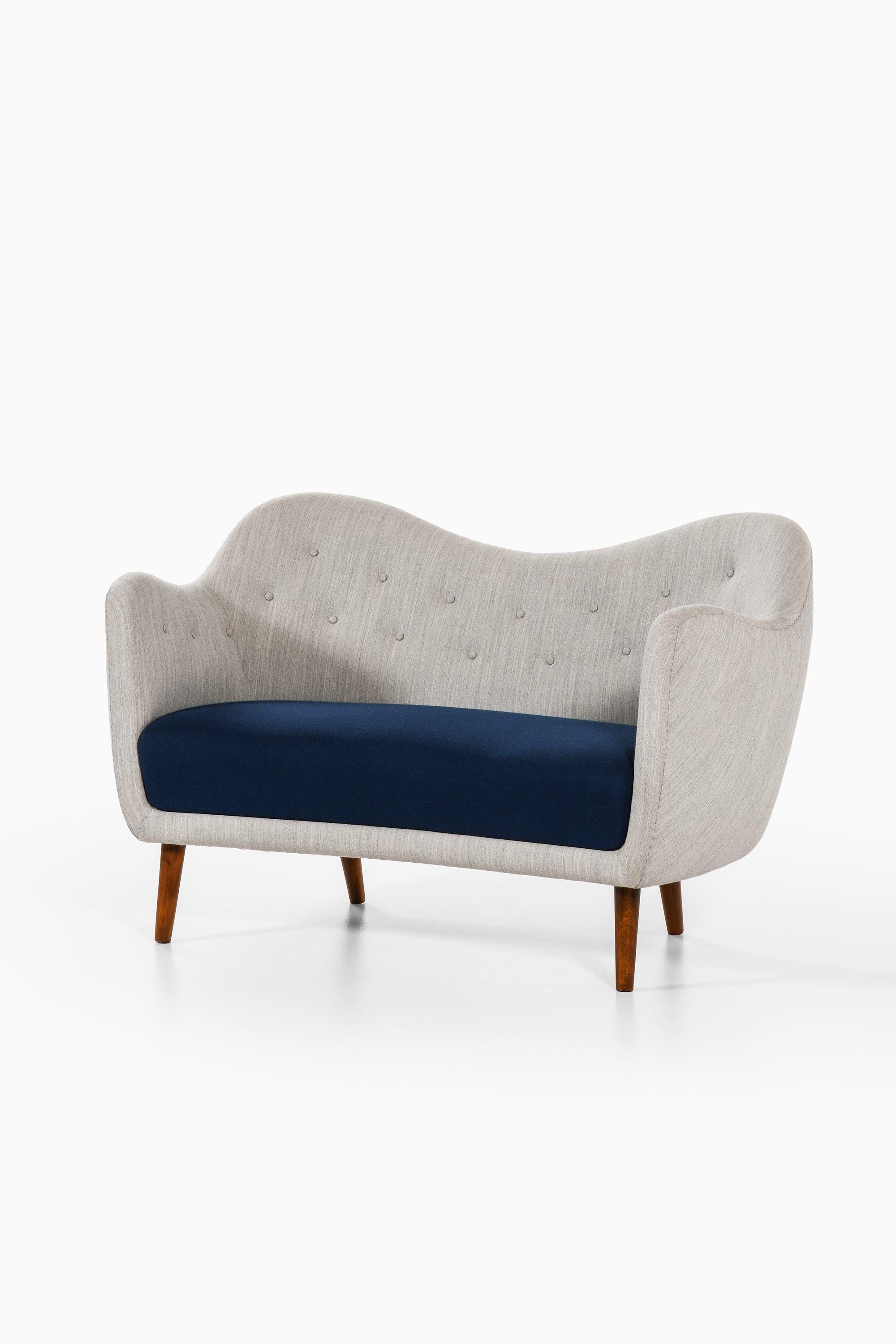 Canapé à pieds en hêtre teinté et retapissé de laine gris clair, assise en laine bleu foncé par Finn Juhl, 1946

Informations supplémentaires :
MATERIAL : Pieds en hêtre teinté et rembourré avec de la laine gris clair, siège avec de la laine bleu