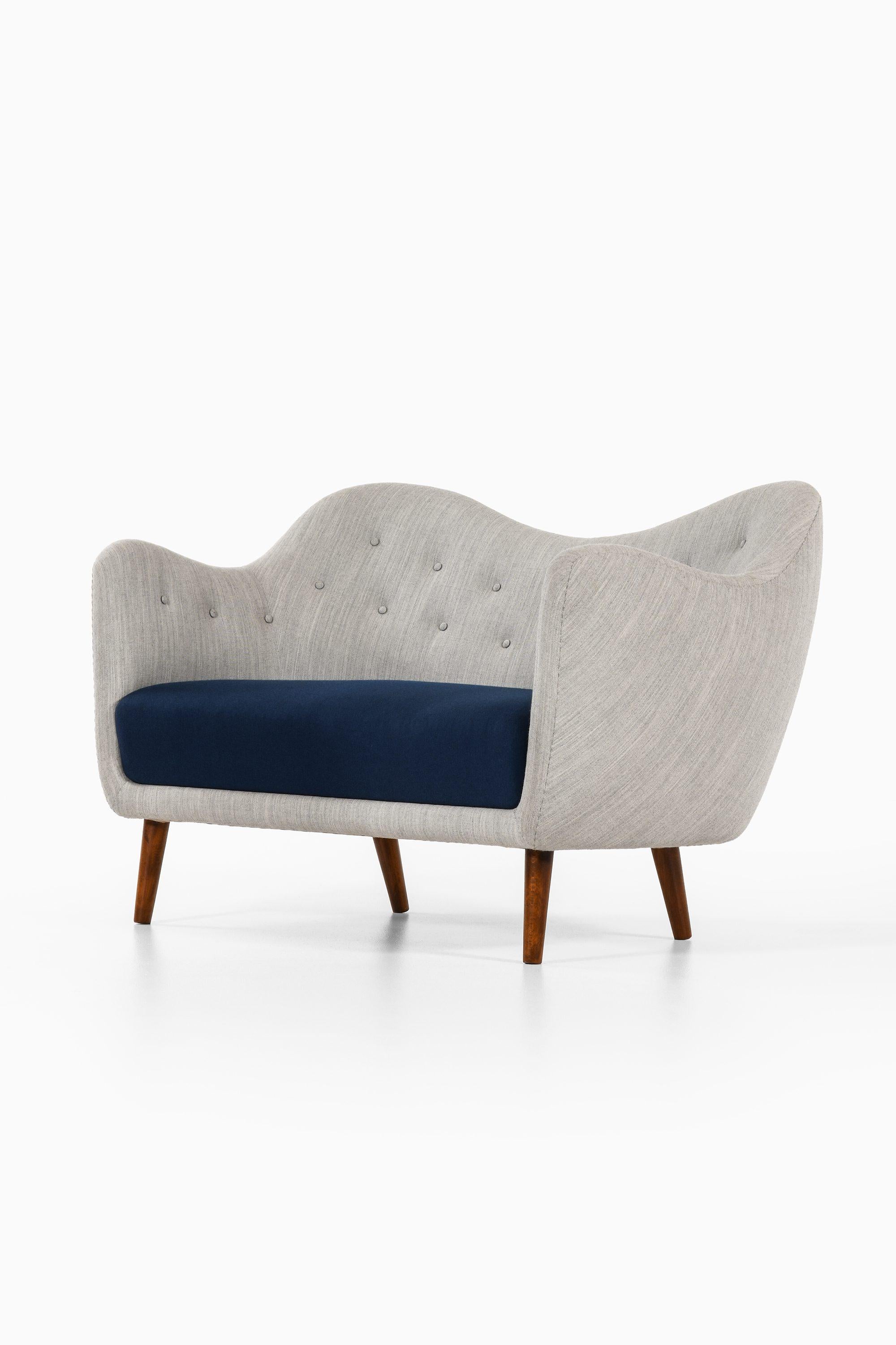 Mid-Century Modern Canapé à pieds en Beeche teinté et retapissé par Finn Juhl, 1946 en vente