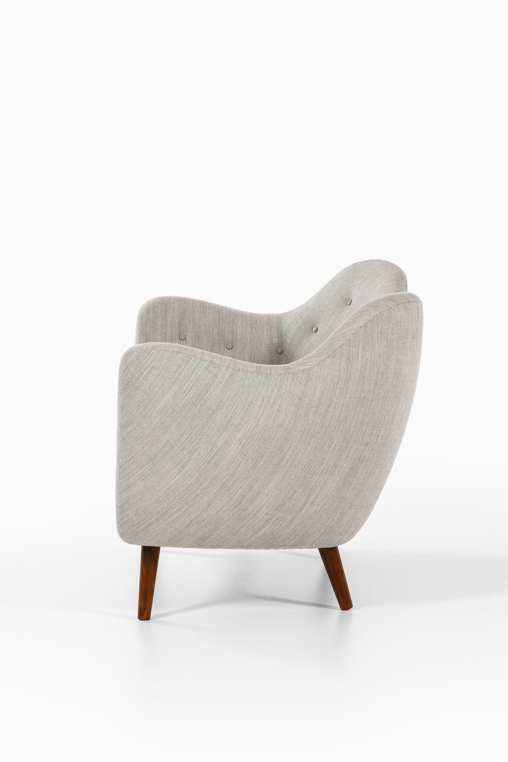 Danois Canapé à pieds en Beeche teinté et retapissé par Finn Juhl, 1946 en vente