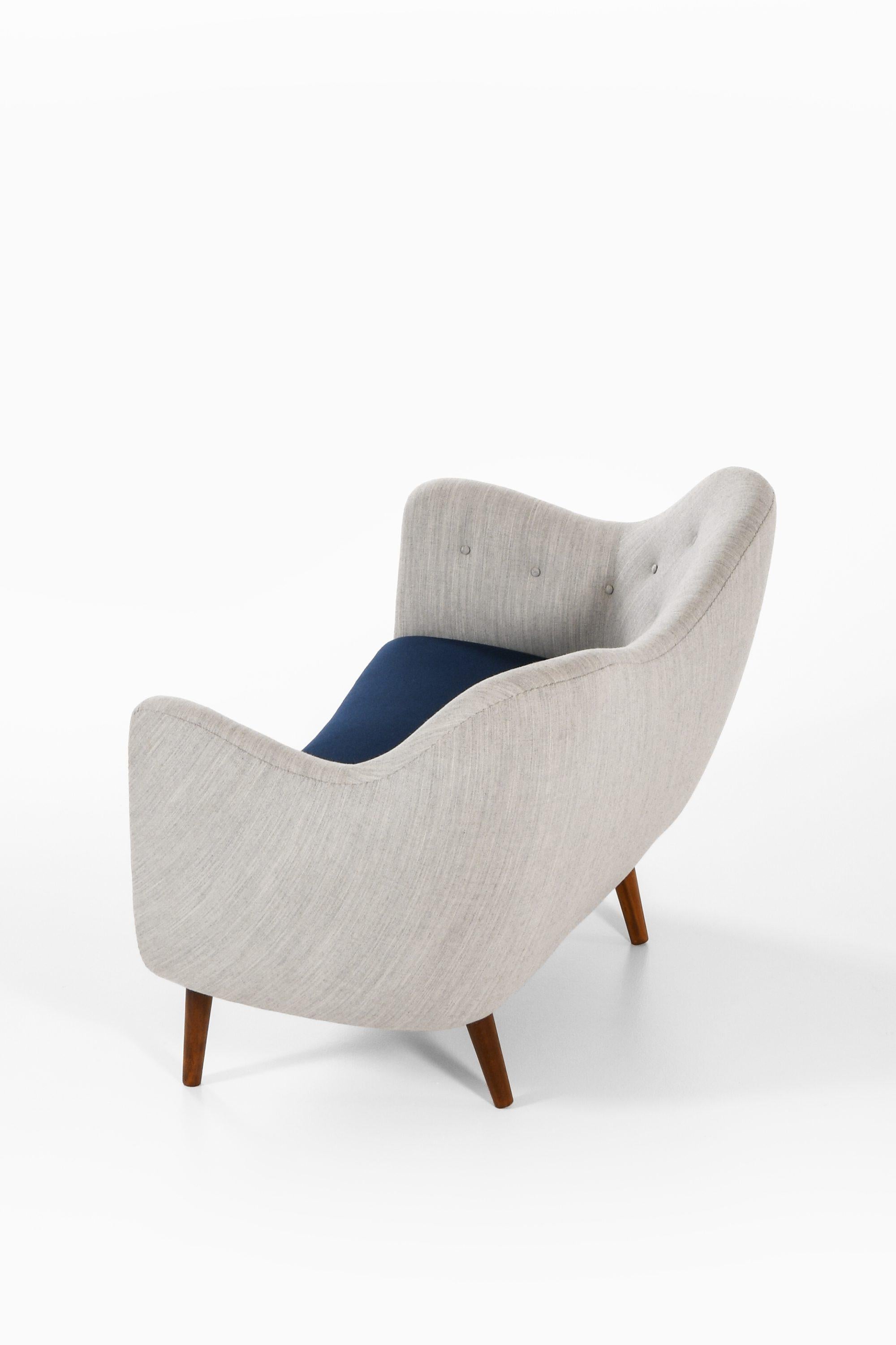 Tacheté Canapé à pieds en Beeche teinté et retapissé par Finn Juhl, 1946 en vente