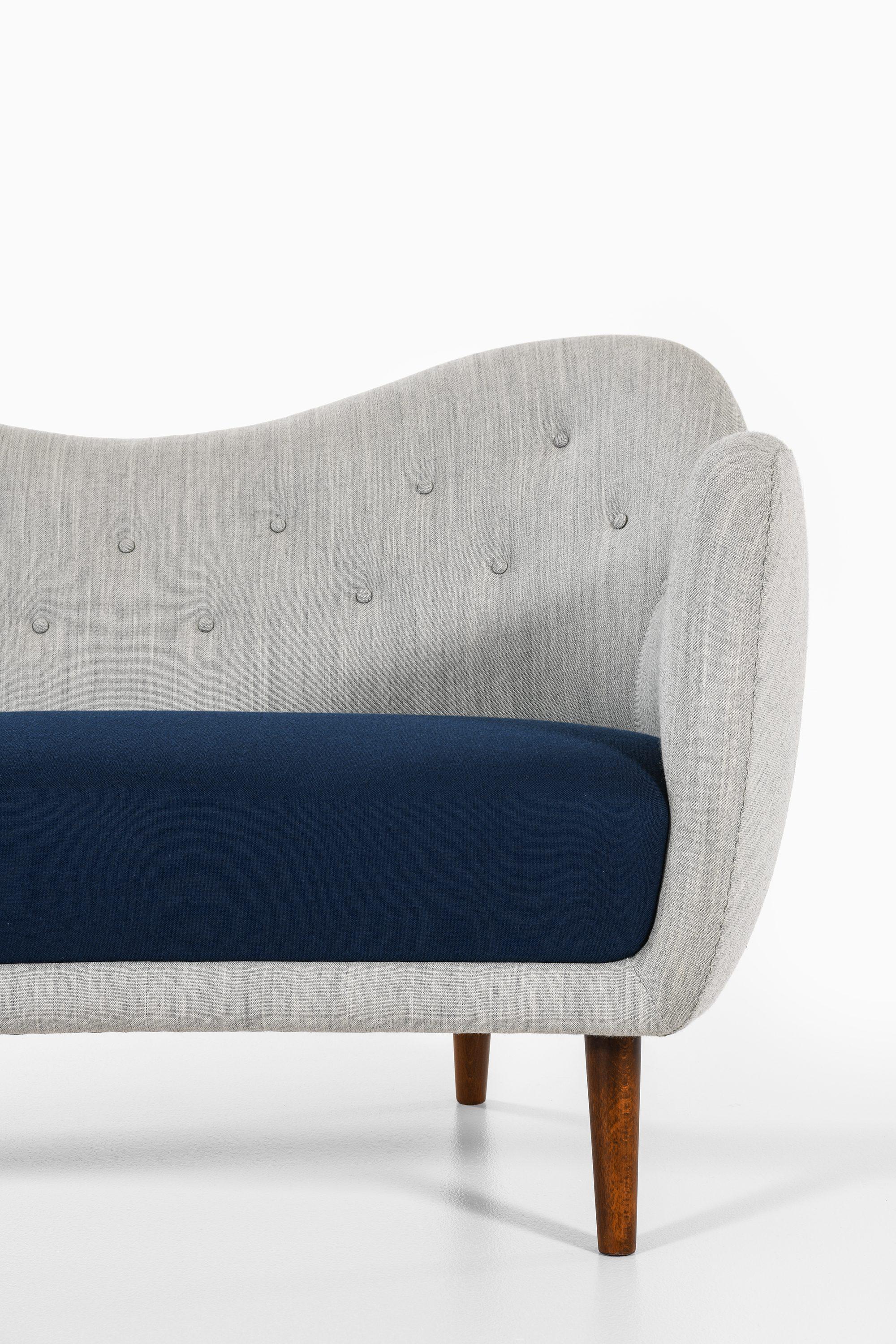 20ième siècle Canapé à pieds en Beeche teinté et retapissé par Finn Juhl, 1946 en vente