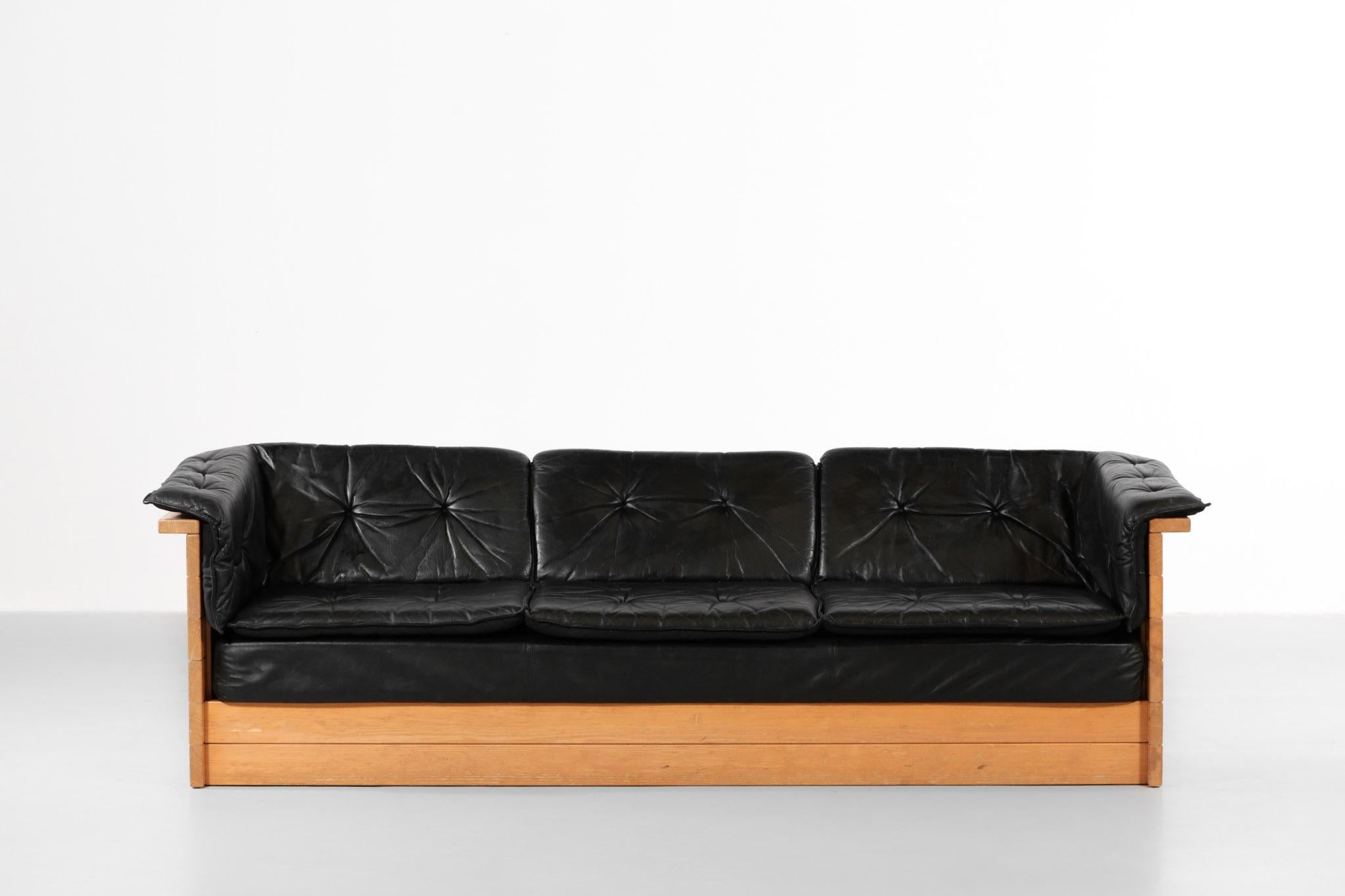 Sofa made of leather and pine, in the style of Charlotte Perriand.
