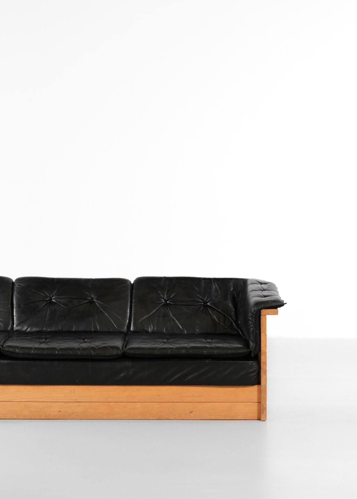 Sofa aus Leder und Kiefernholz im Stil von Charlotte Perriand (Moderne der Mitte des Jahrhunderts) im Angebot