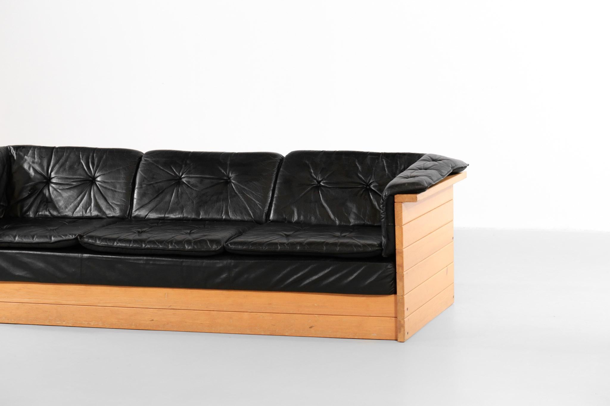 Sofa aus Leder und Kiefernholz im Stil von Charlotte Perriand (Französisch) im Angebot