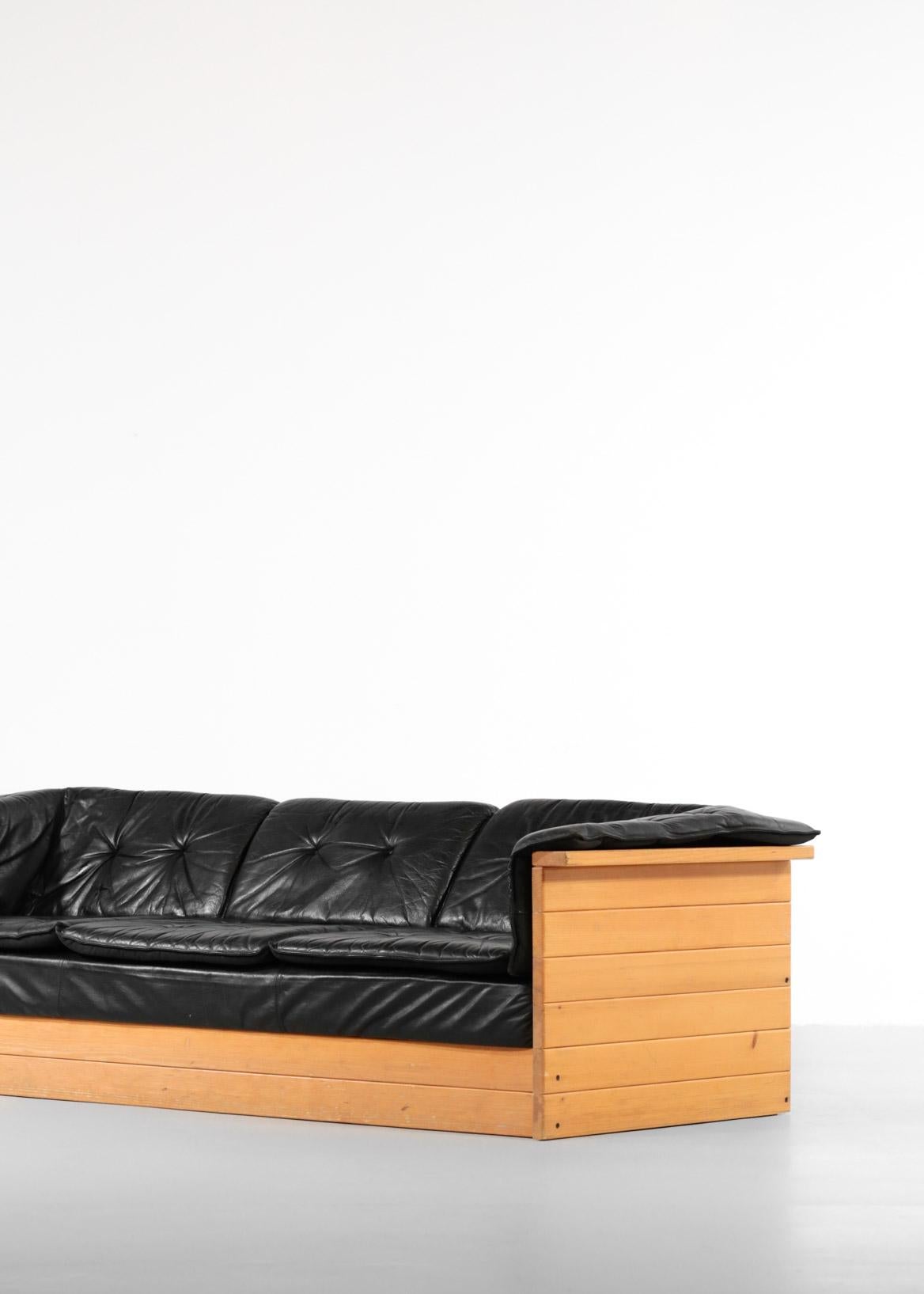 Sofa aus Leder und Kiefernholz im Stil von Charlotte Perriand im Zustand „Gut“ im Angebot in Lyon, FR