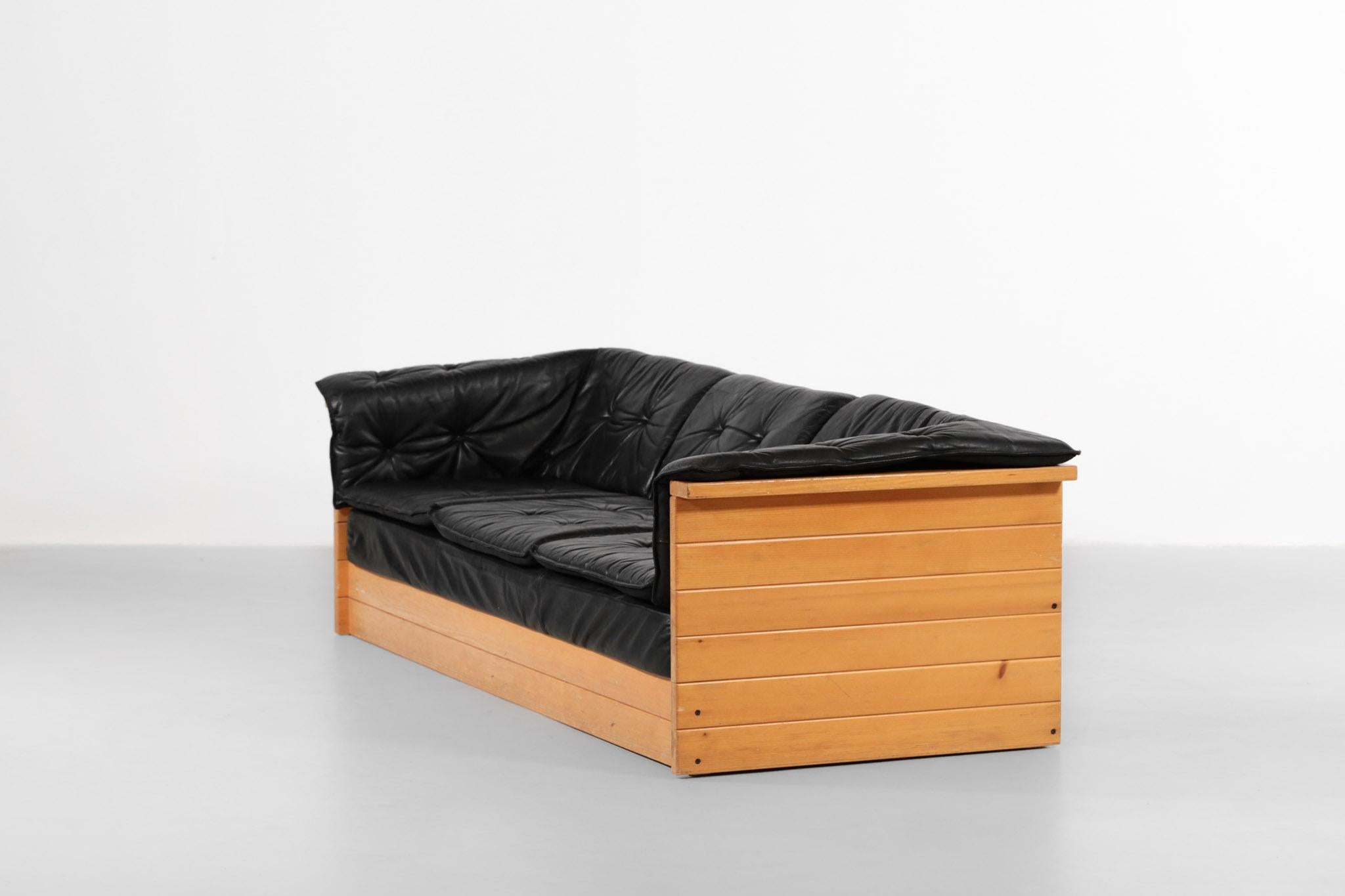 Sofa aus Leder und Kiefernholz im Stil von Charlotte Perriand (20. Jahrhundert) im Angebot