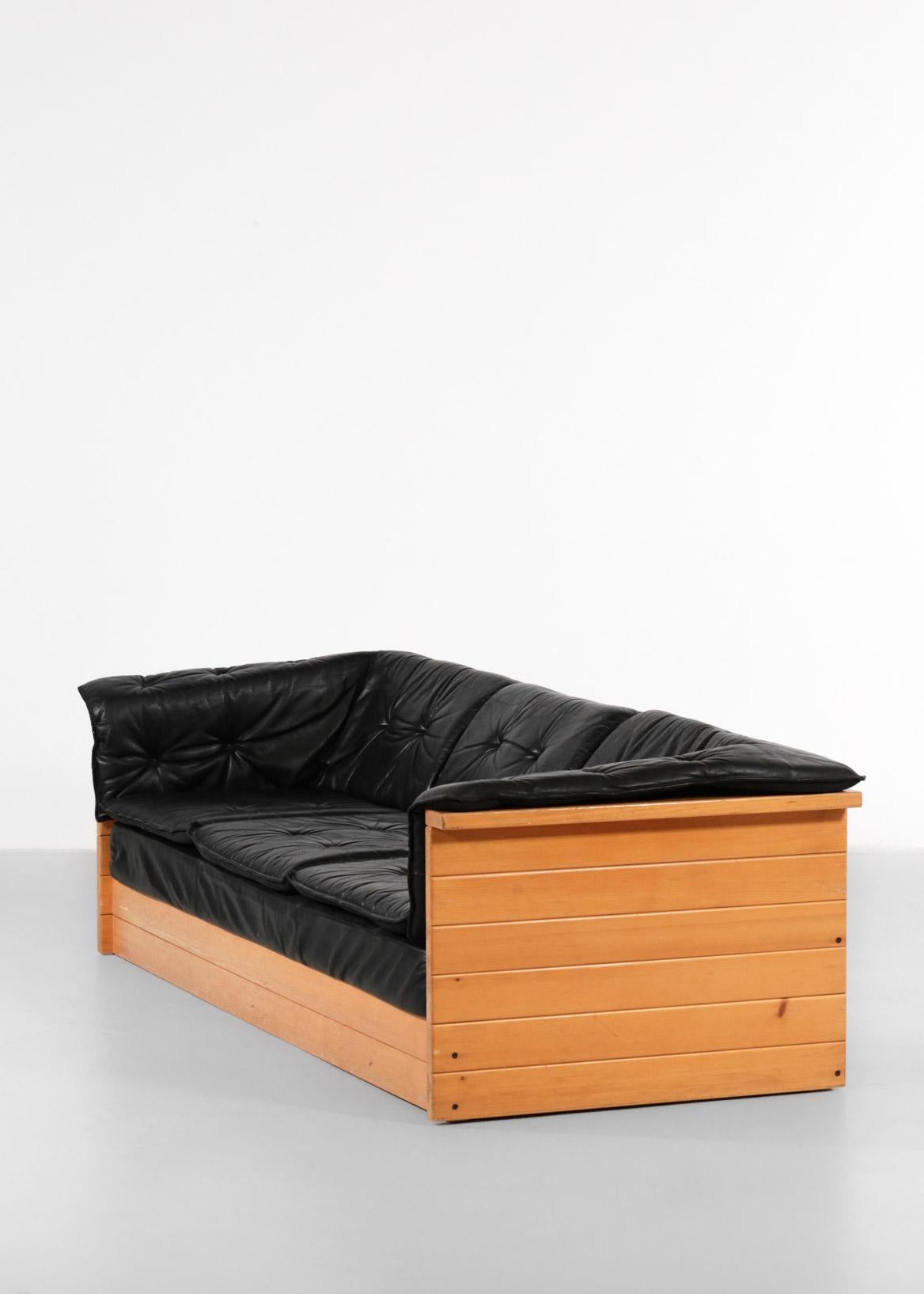 Sofa aus Leder und Kiefernholz im Stil von Charlotte Perriand im Angebot 1