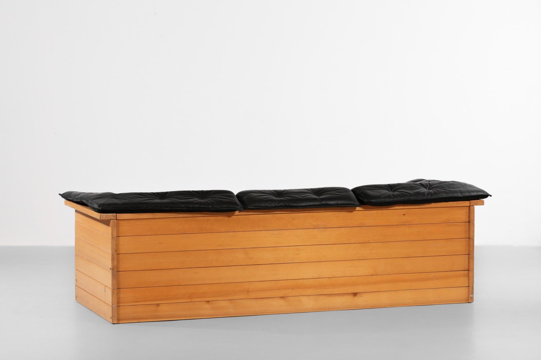 Sofa aus Leder und Kiefernholz im Stil von Charlotte Perriand im Angebot 3