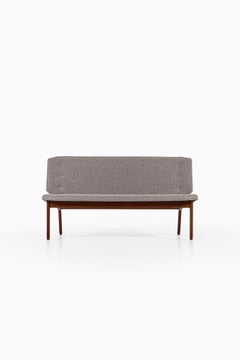 Sofa aus Teakholz und grauem Stoff, hergestellt in Dänemark
