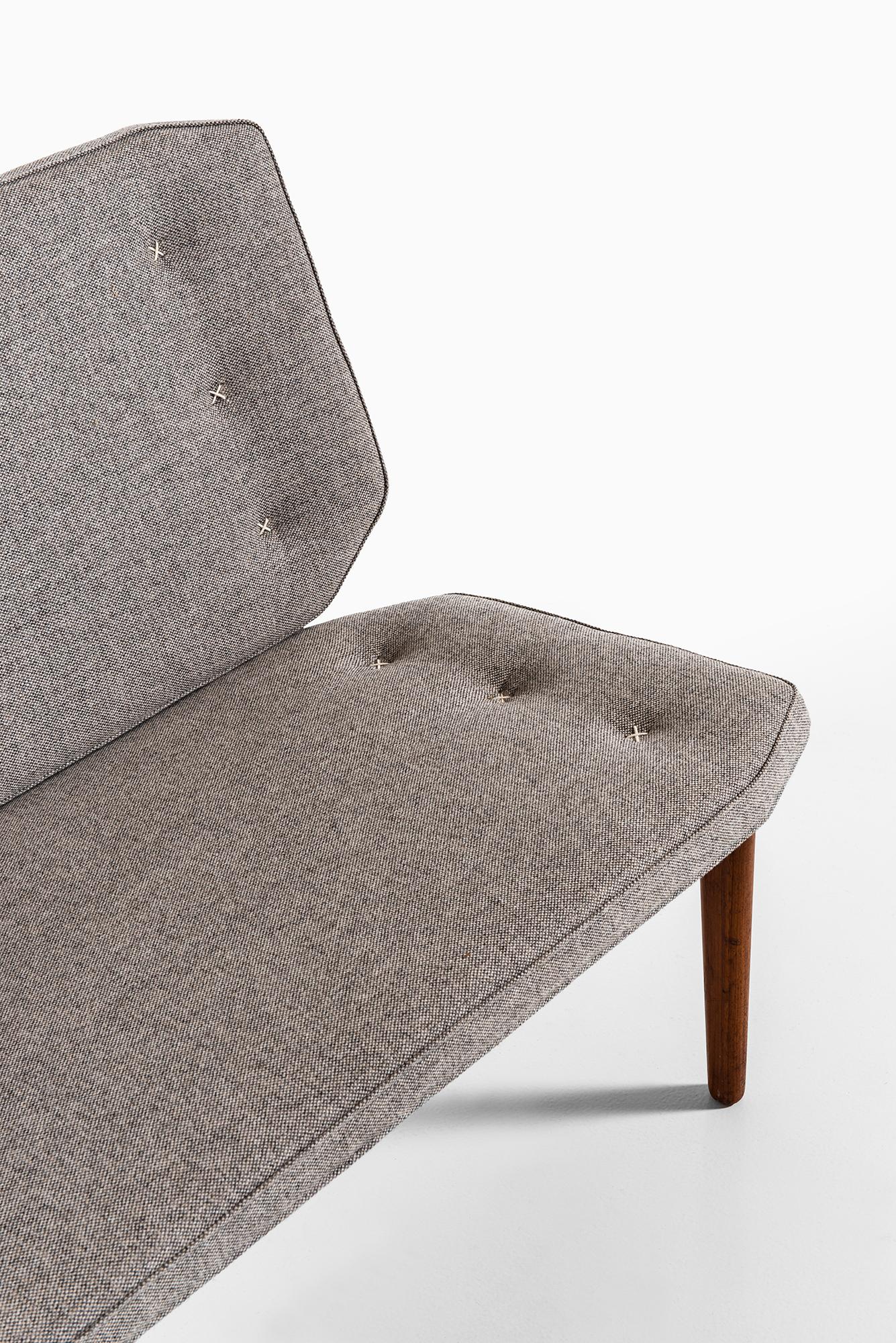 Sofa aus Teakholz und grauem Stoff, hergestellt in Dänemark (Skandinavische Moderne) im Angebot