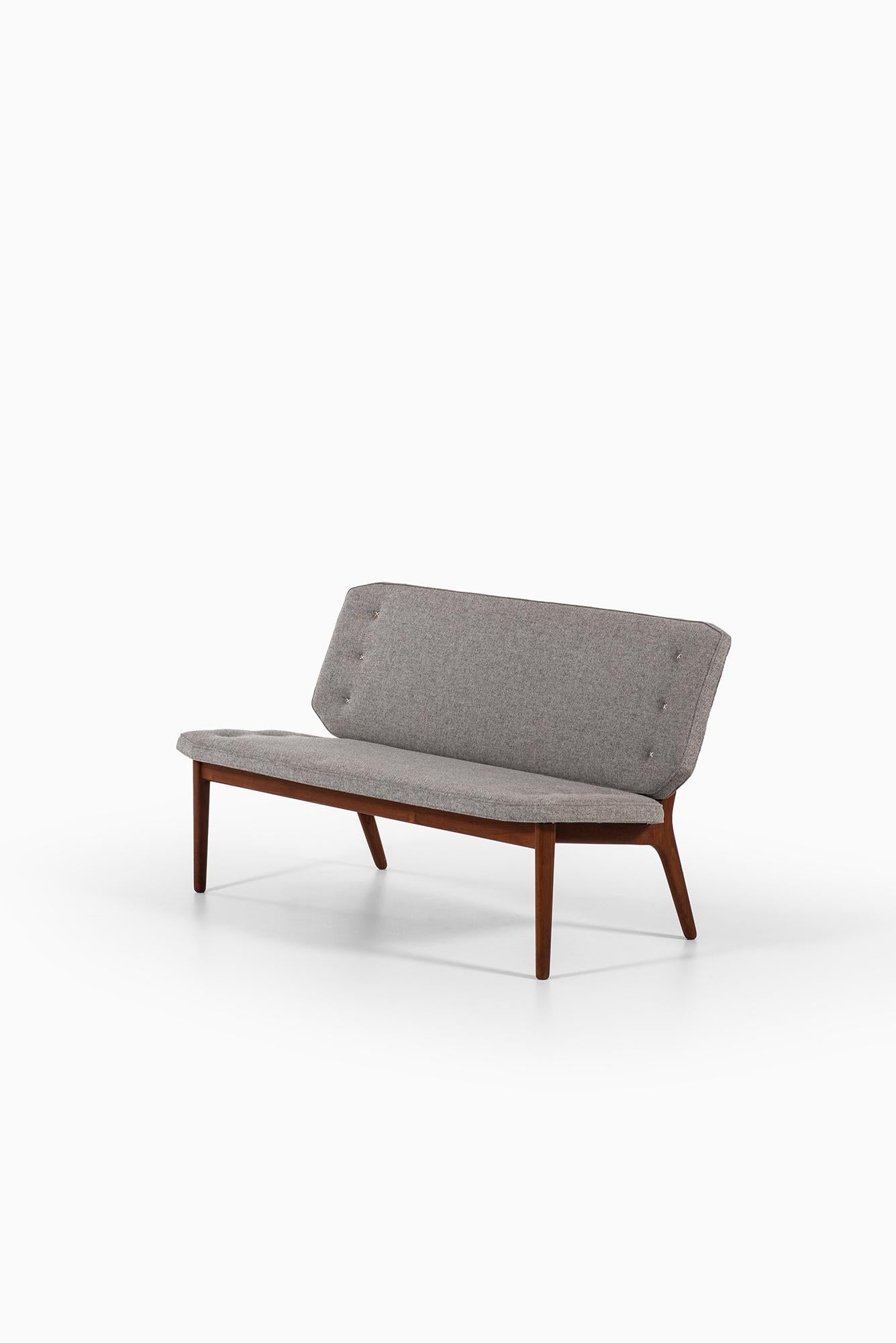 Sofa aus Teakholz und grauem Stoff, hergestellt in Dänemark (Dänisch) im Angebot