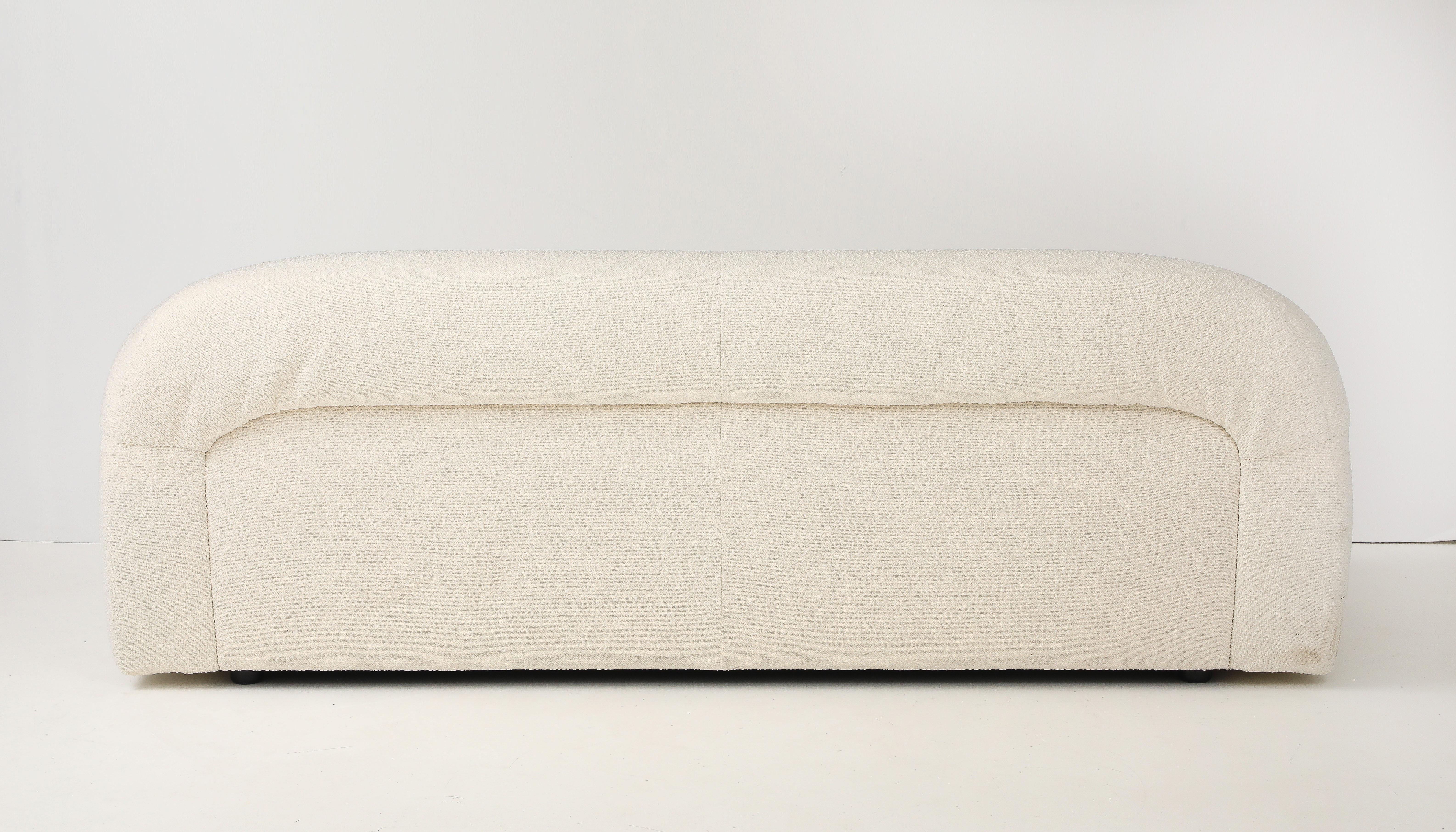 Sofá de estilo George Bighinello para Eurosalotto en Boucle Marfil, Italia Siglo XXI y contemporáneo en venta