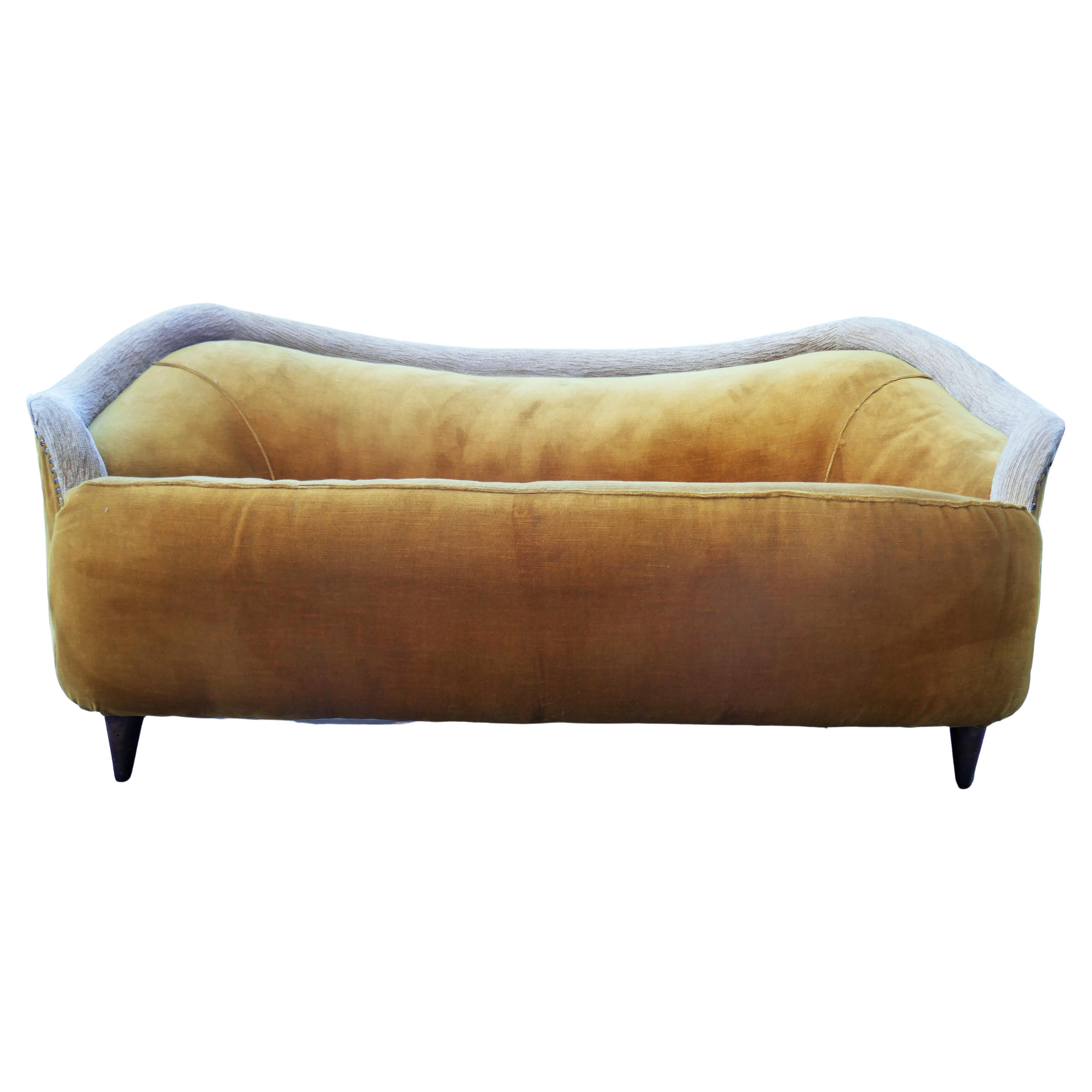 Canapé en velours dans le style de Ponti, Lacca, Veronesi.
Jambe cassée.
Dossier du canapé en satin avec auréoles.
Petit trou dans le tissu du dos
Cet article a été traité dans la chambre à gaz pendant sept jours pour éliminer les anobiidés présents