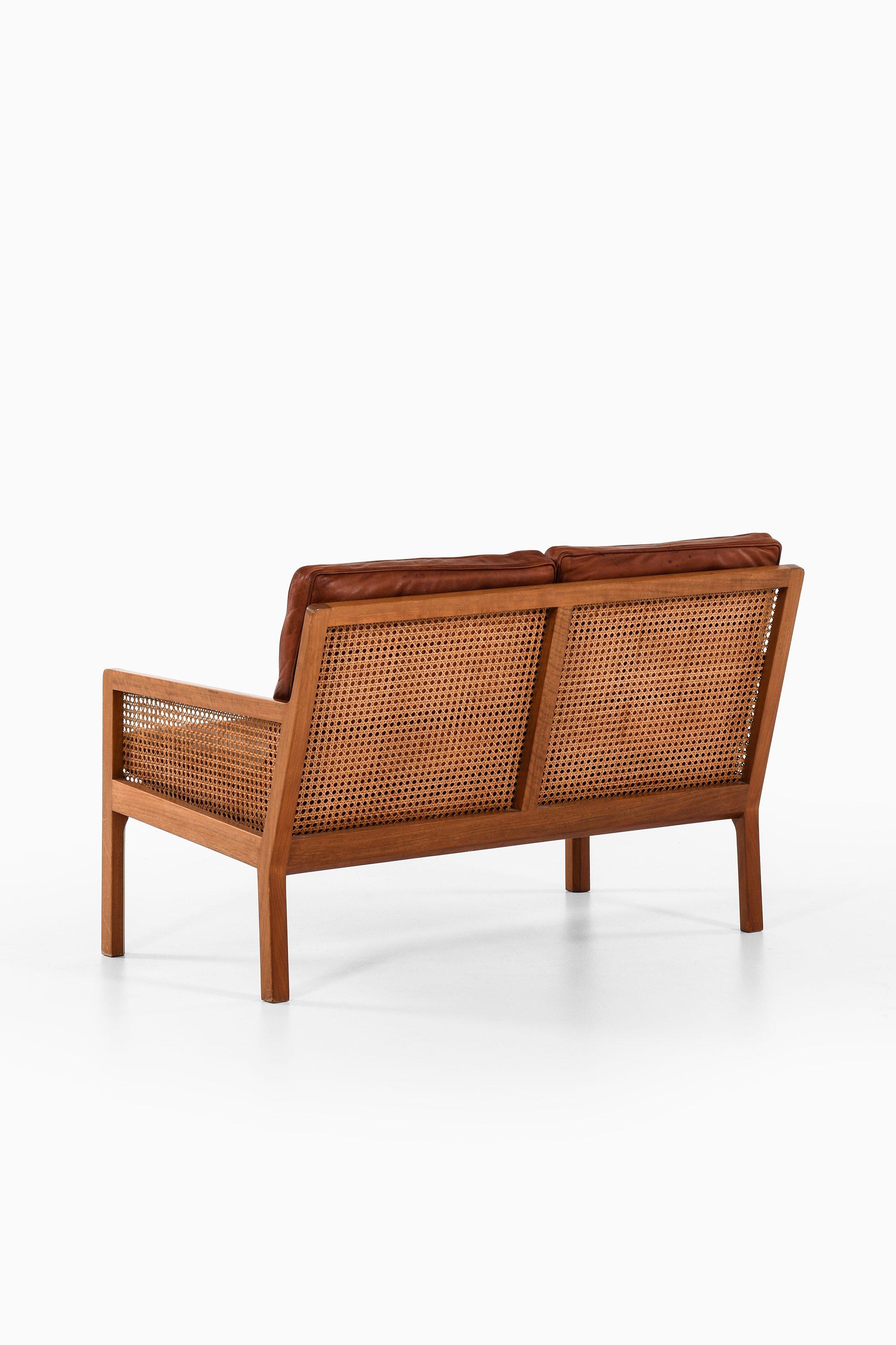 Canapé en noyer, rotin et cuir original de Bernt Petersen, 1964

Informations supplémentaires :
MATERIAL : Noyer, canne et cuir d'origine
Style : Milieu du siècle, Scandinave
Produit par Wørts Møbelsnedkeri au Danemark
Dimensions (L x P x H) : 114,5