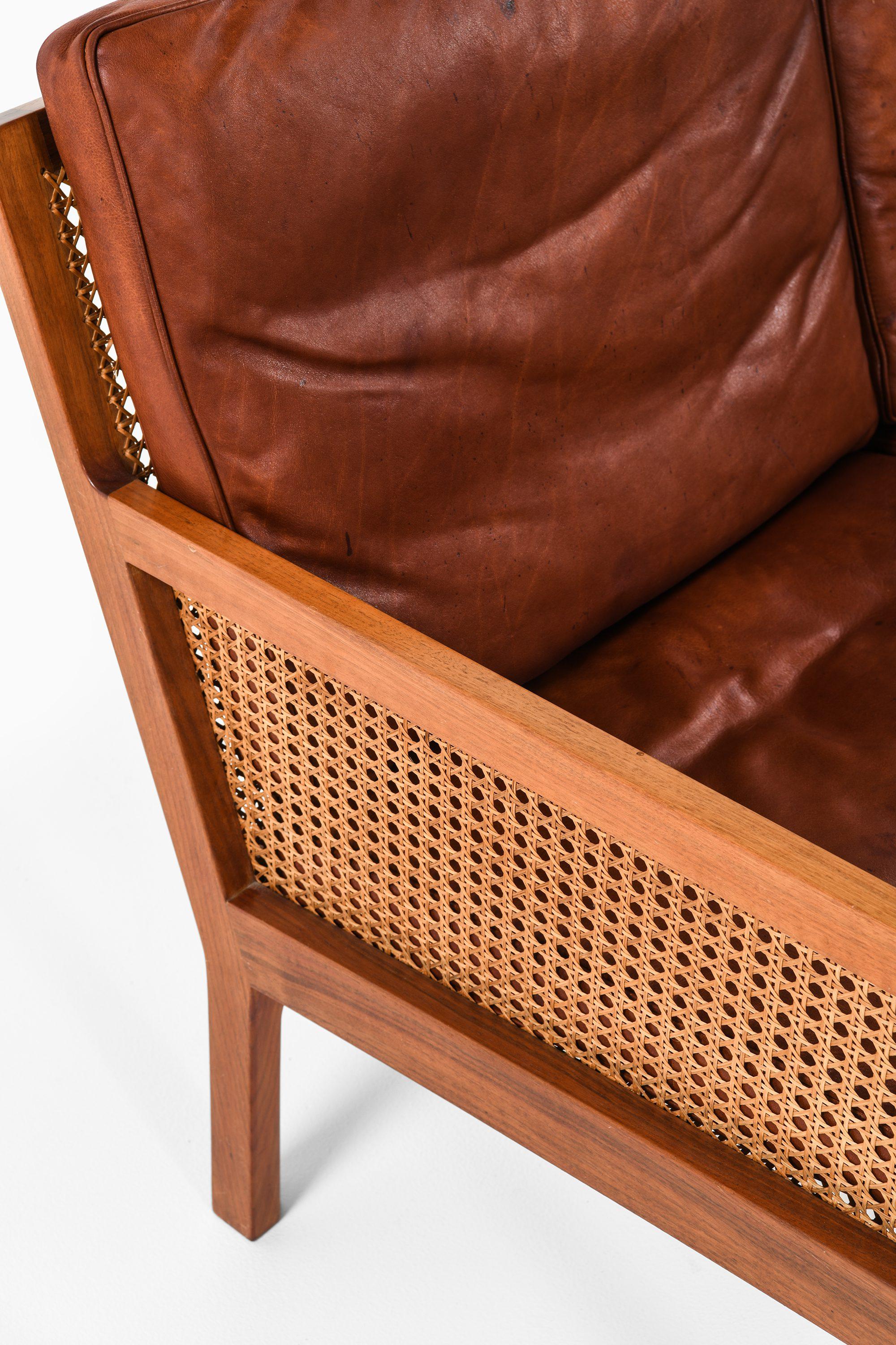 Scandinave moderne Canapé en noyer, rotin et cuir original de Bernt Petersen, 1964 en vente