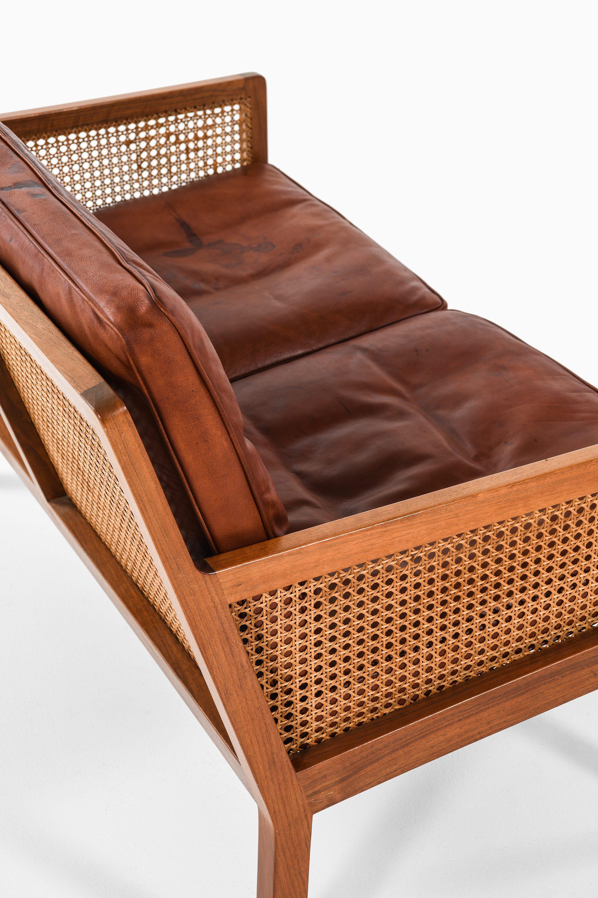 Danois Canapé en noyer, rotin et cuir original de Bernt Petersen, 1964 en vente