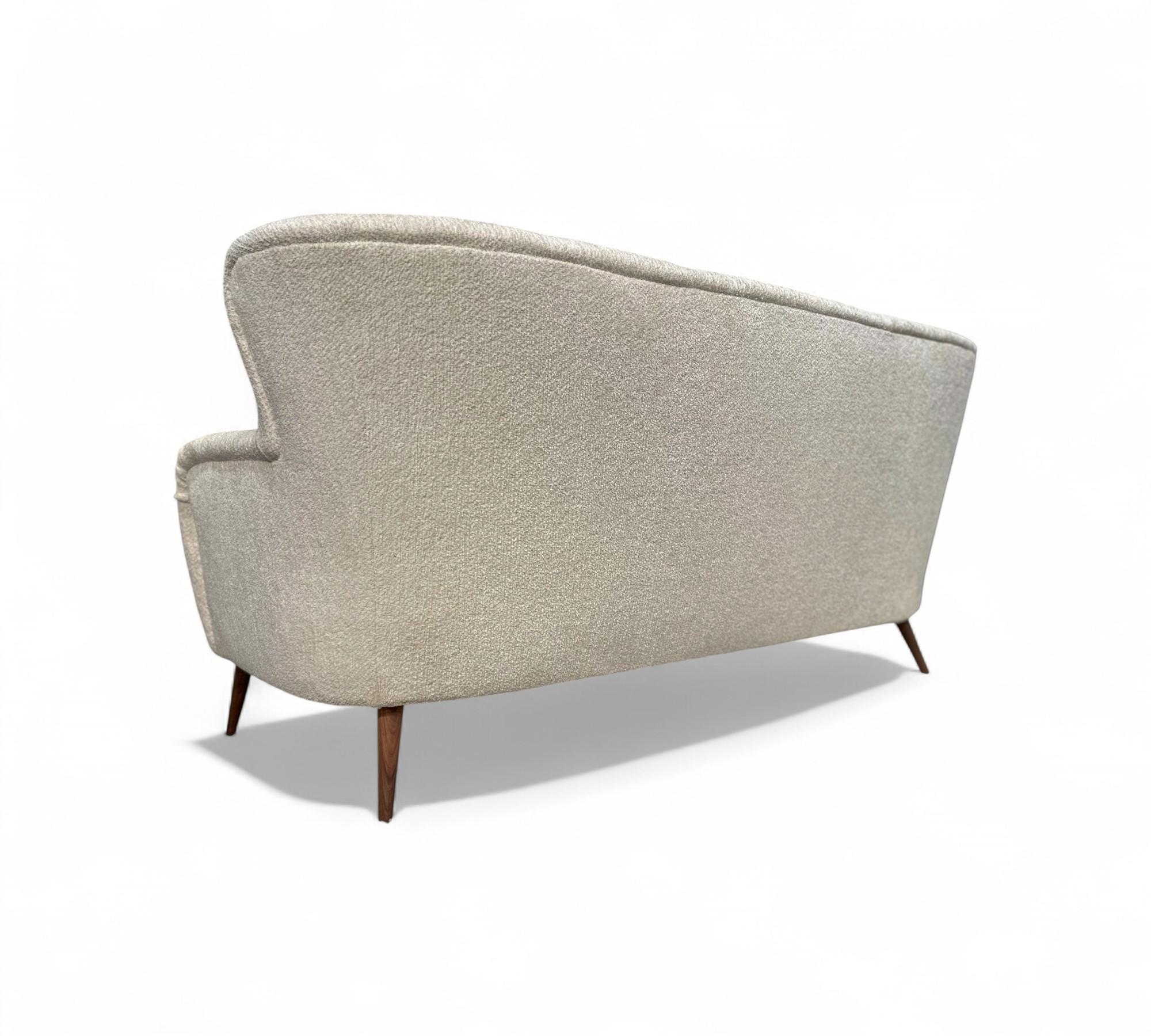 Sofa in White Boucle, Forma Brazil, 1960s - Lot 51 For Sale 3