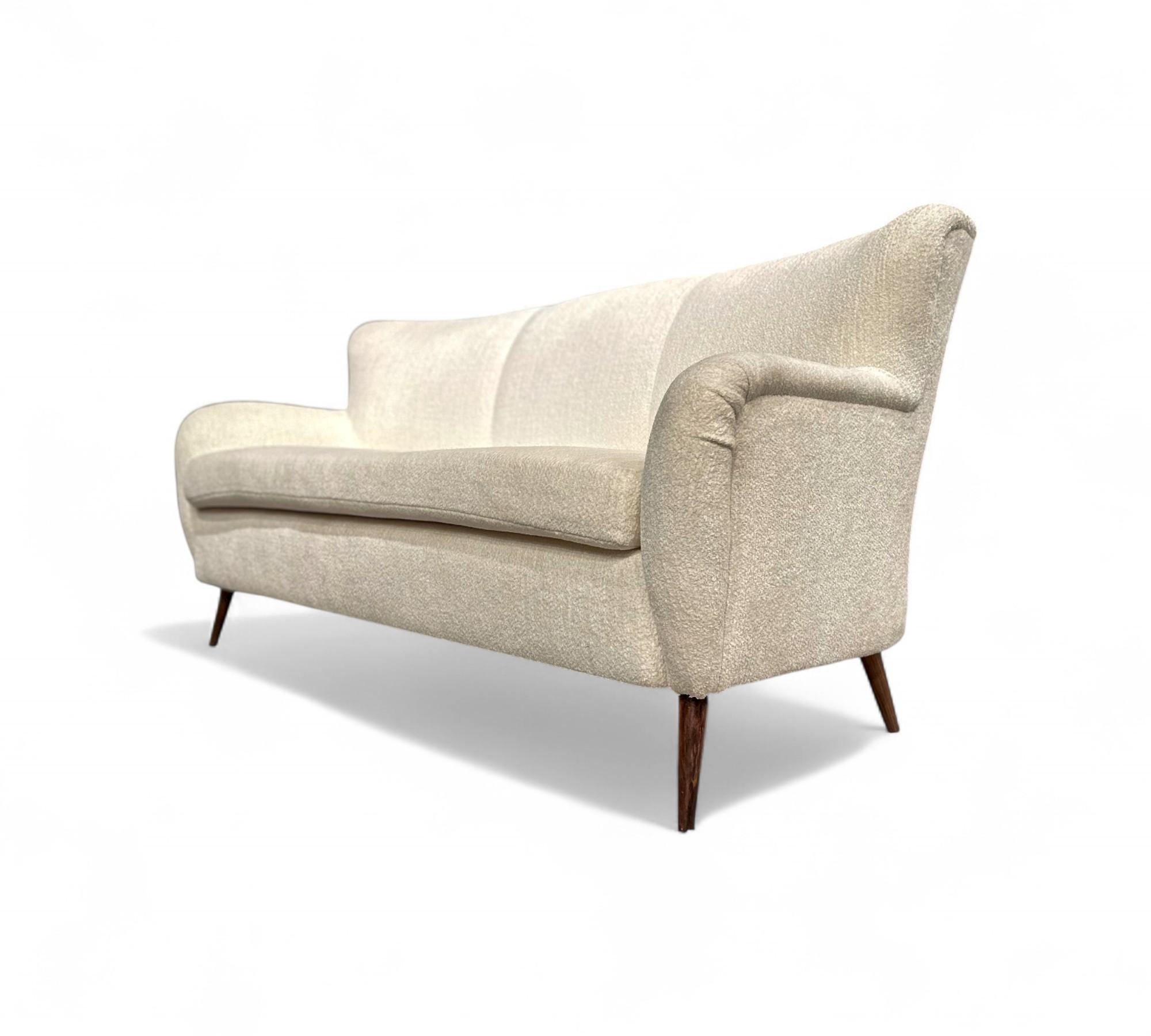 Sofa in White Boucle, Forma Brazil, 1960s - Lot 51 For Sale 4