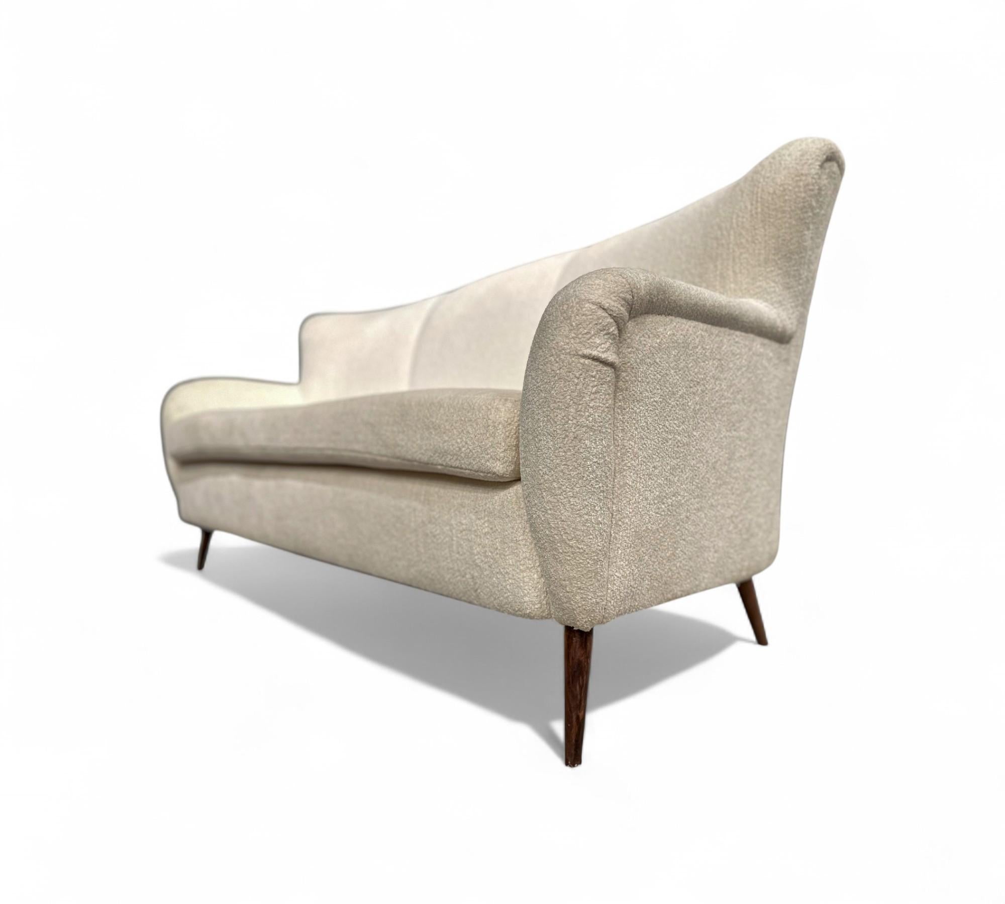 Sofa in White Boucle, Forma Brazil, 1960s - Lot 51 For Sale 5