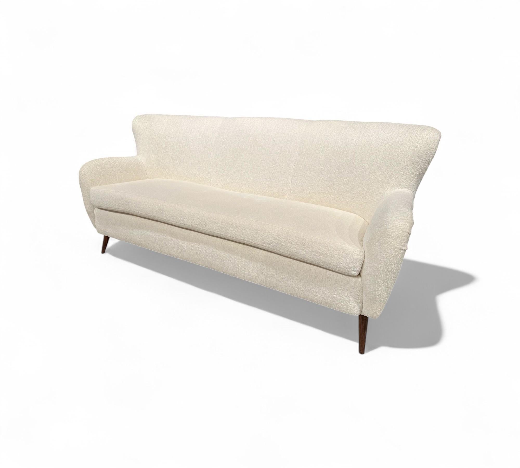 Sofa in White Boucle, Forma Brazil, 1960s - Lot 51 For Sale 8