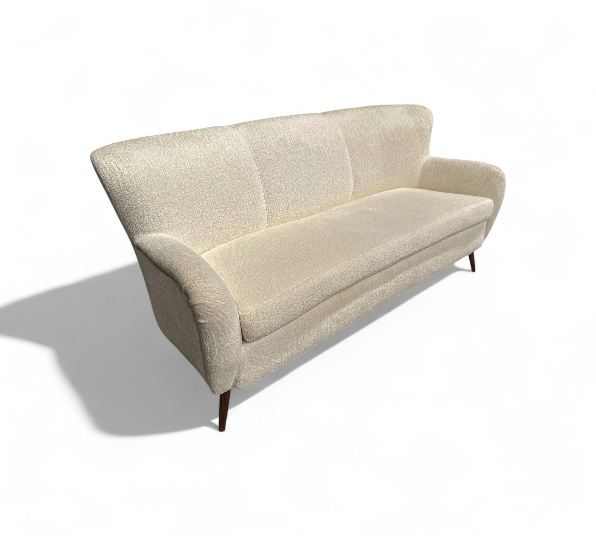 Sofa in White Boucle, Forma Brazil, 1960s - Lot 51 For Sale 9