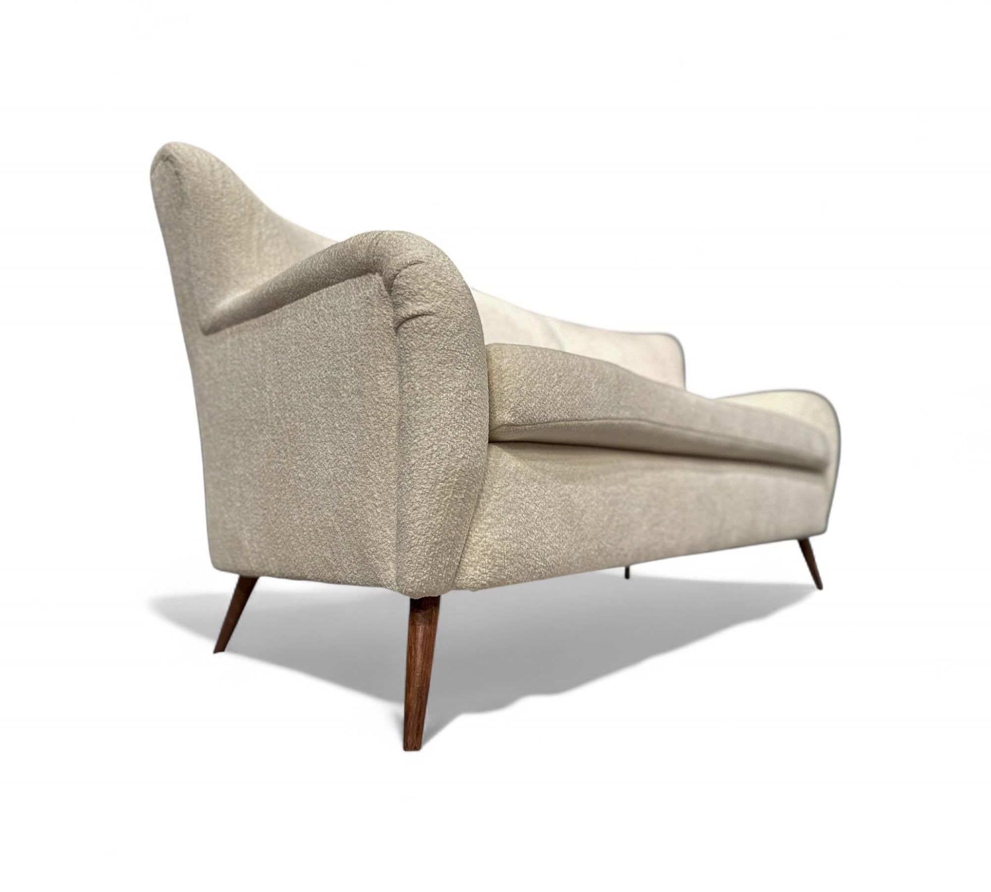 Sofa in White Boucle, Forma Brazil, 1960s - Lot 51 For Sale 10