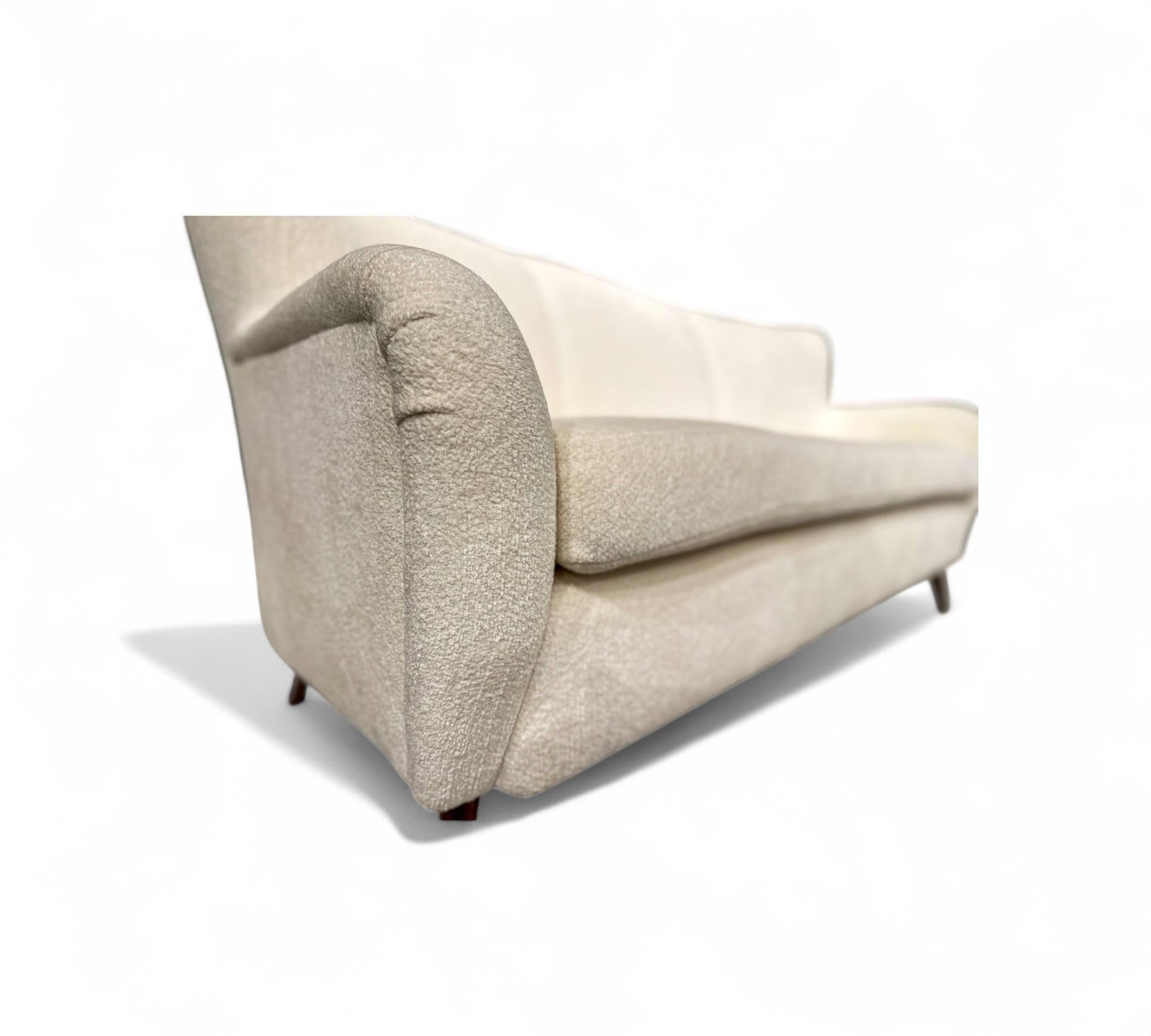 Brazilian Sofa in White Boucle, Forma Brazil, 1960s - Lot 51 For Sale