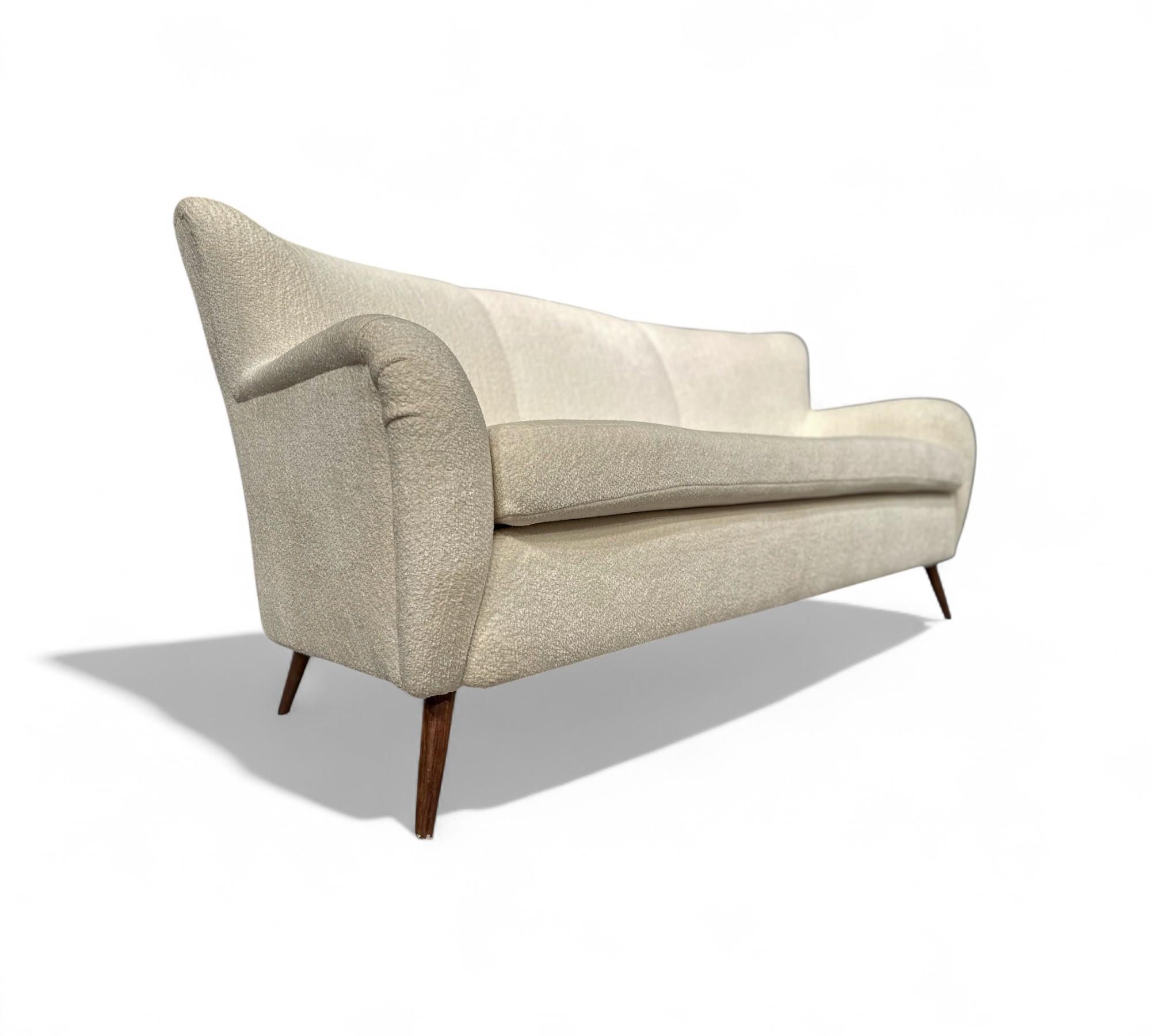 20th Century Sofa in White Boucle, Forma Brazil, 1960s - Lot 51 For Sale