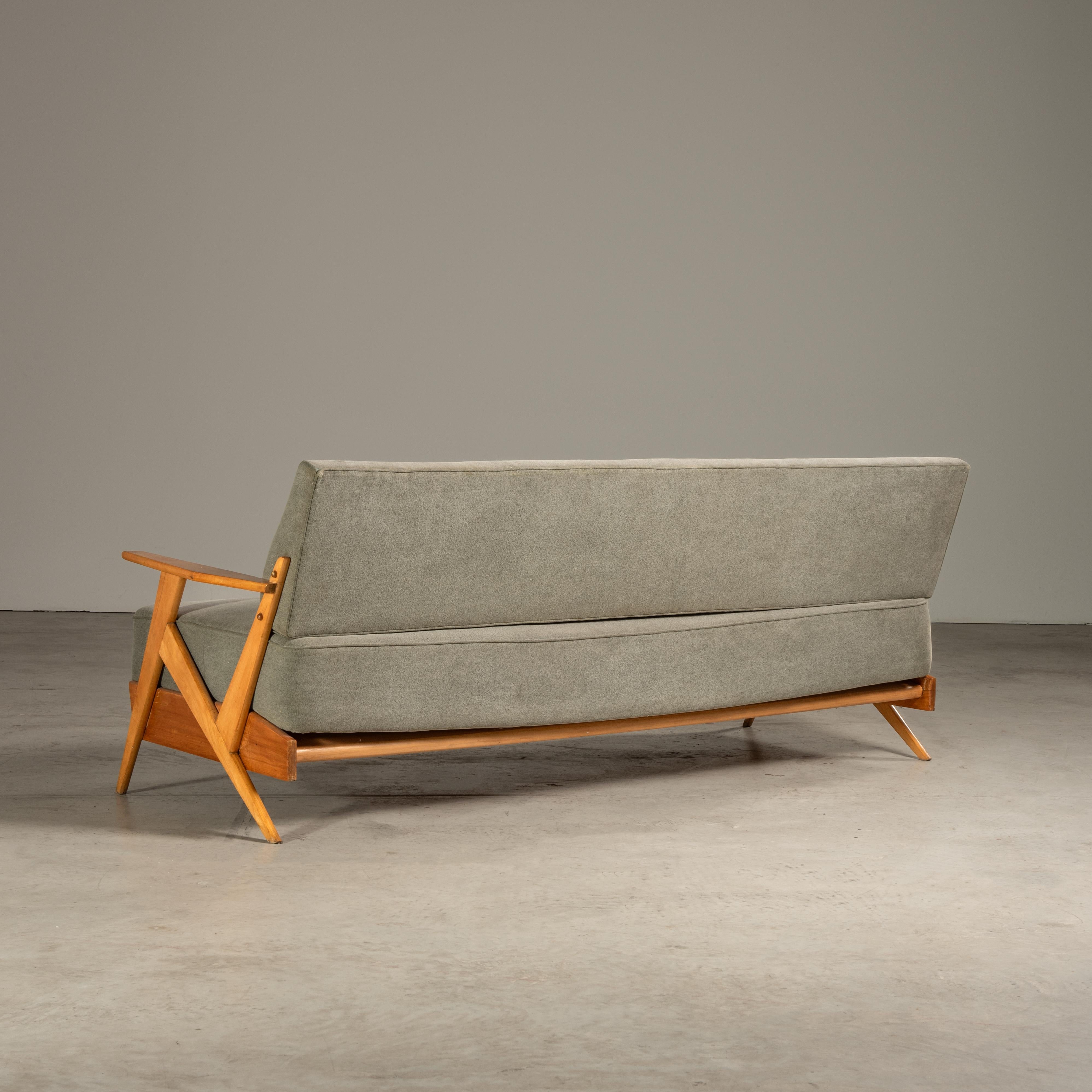 Sofa aus Holz und Stoff, von Móveis Artísticos Z, brasilianische Mid-Century Modern (Brasilianisch) im Angebot