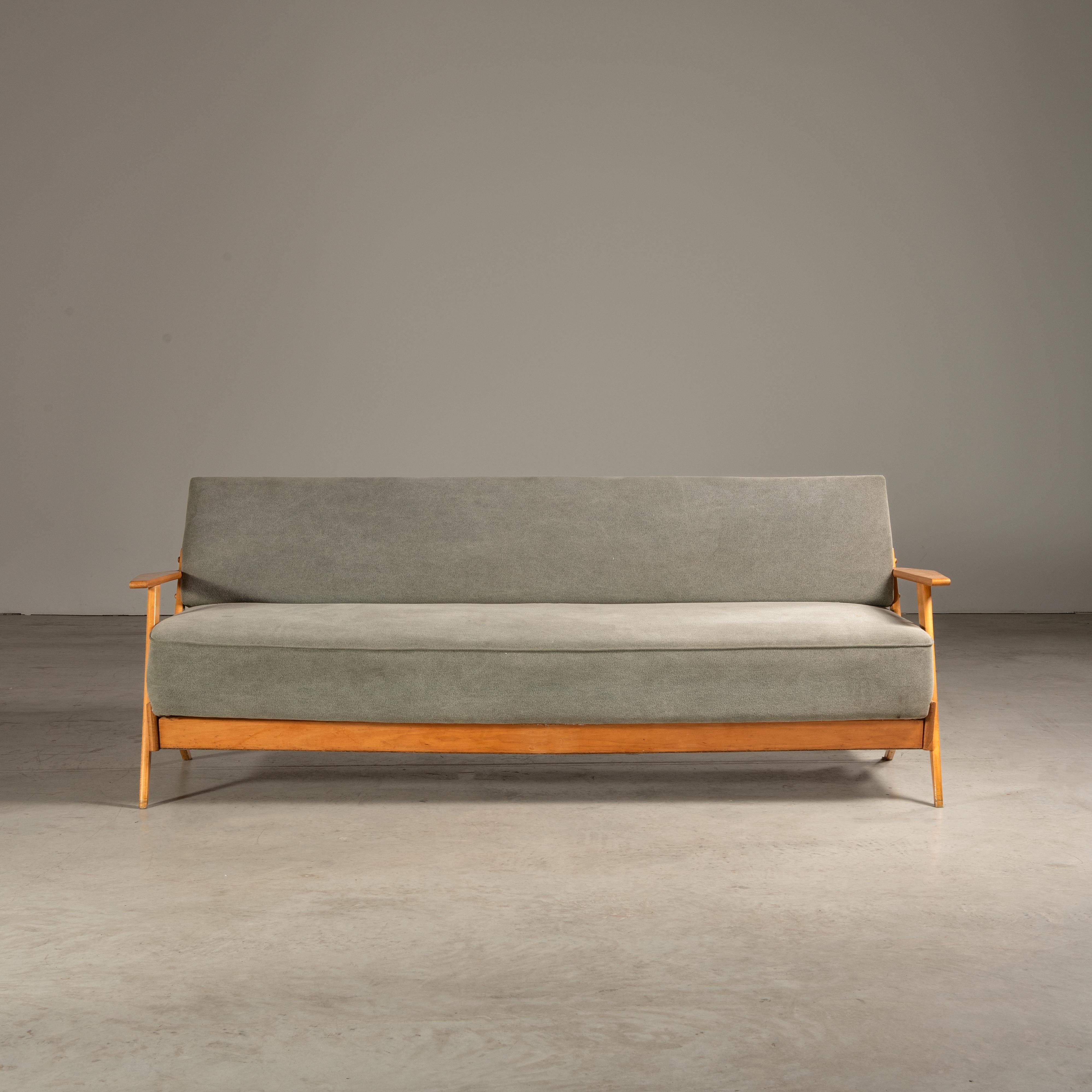 Sofa in wood and fabric, by Móveis Artísticos Z, Brazilian Mid-Century Modern For Sale 1