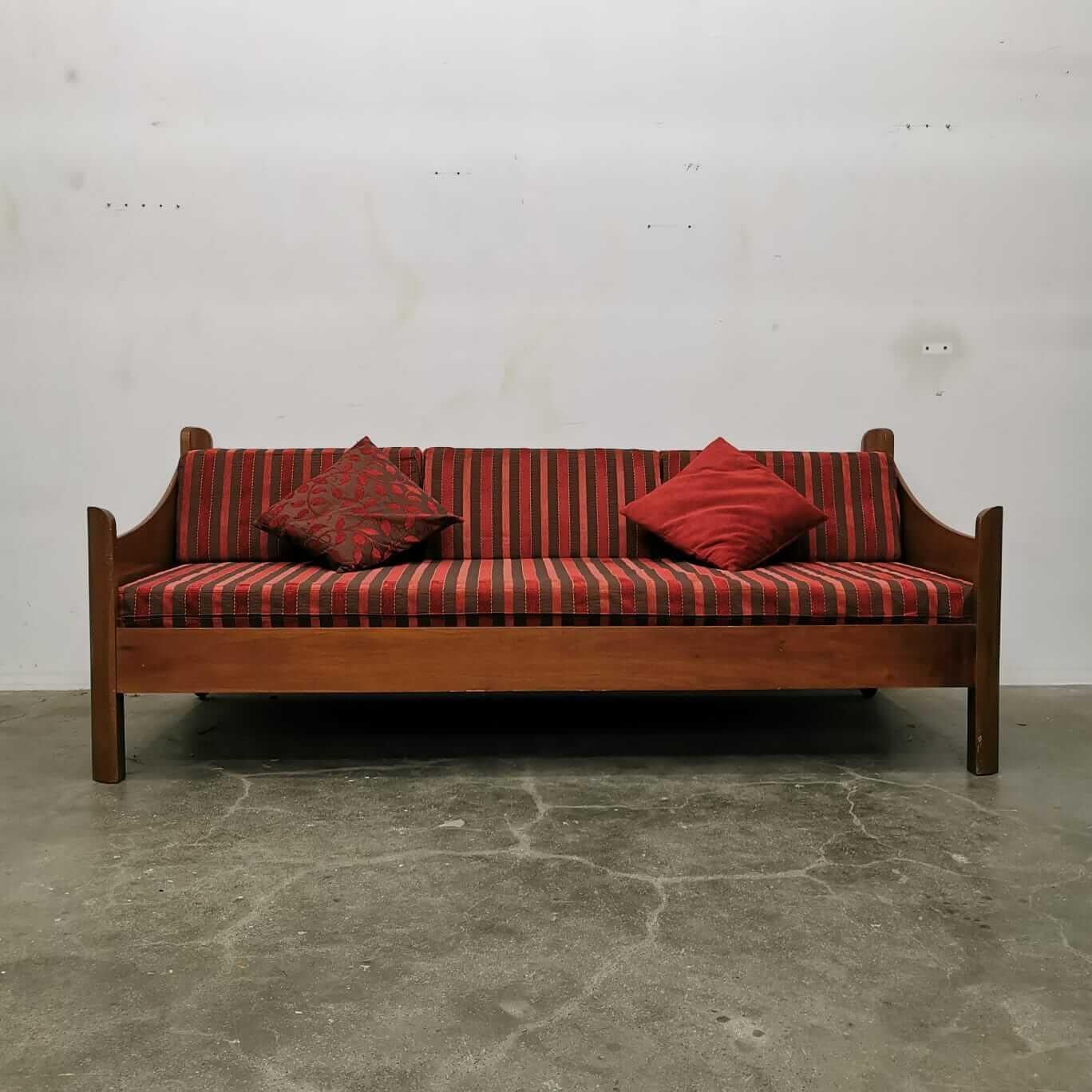Daybed by Luigi Caccia Dominioni for Azucena. Massive walnut frame with sculptural ends designed three-dimensionally. A pleasant and little-known wooden work by the famous Italian designer.
Luigi Caccia Dominioni (Milan, December 7, 1913 - Milan,