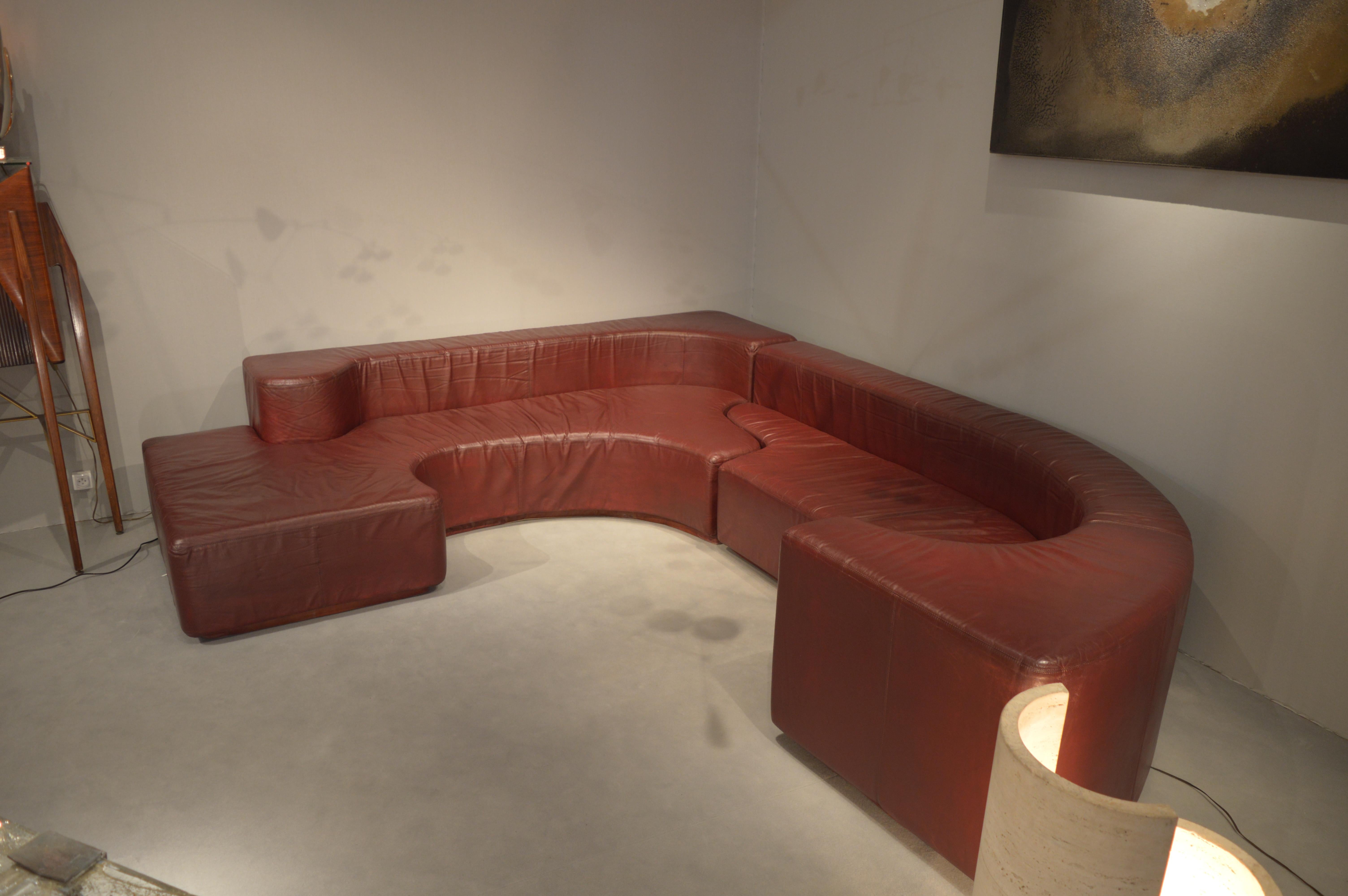 Sofa Lara by Roberto Pamio, Renato Toso & Noti Massari for Stilwood
Rare version in red bordeaux leather. Excellent conditions.
Very comfortable sofa, you can separate it in two parts.
Italian work, circa 1960.