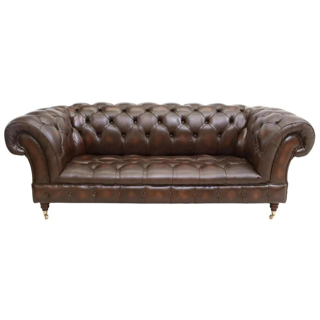 Outstanding Sofa, Leather, Brown, English Chesterfield Style, Nailhead, Rolled Arms, Tufted
Beautiful English Chesterfield style leather sofa, 20th Century, in brown button-tufted leather, rolled arms, over single bench seat, back with nailhead