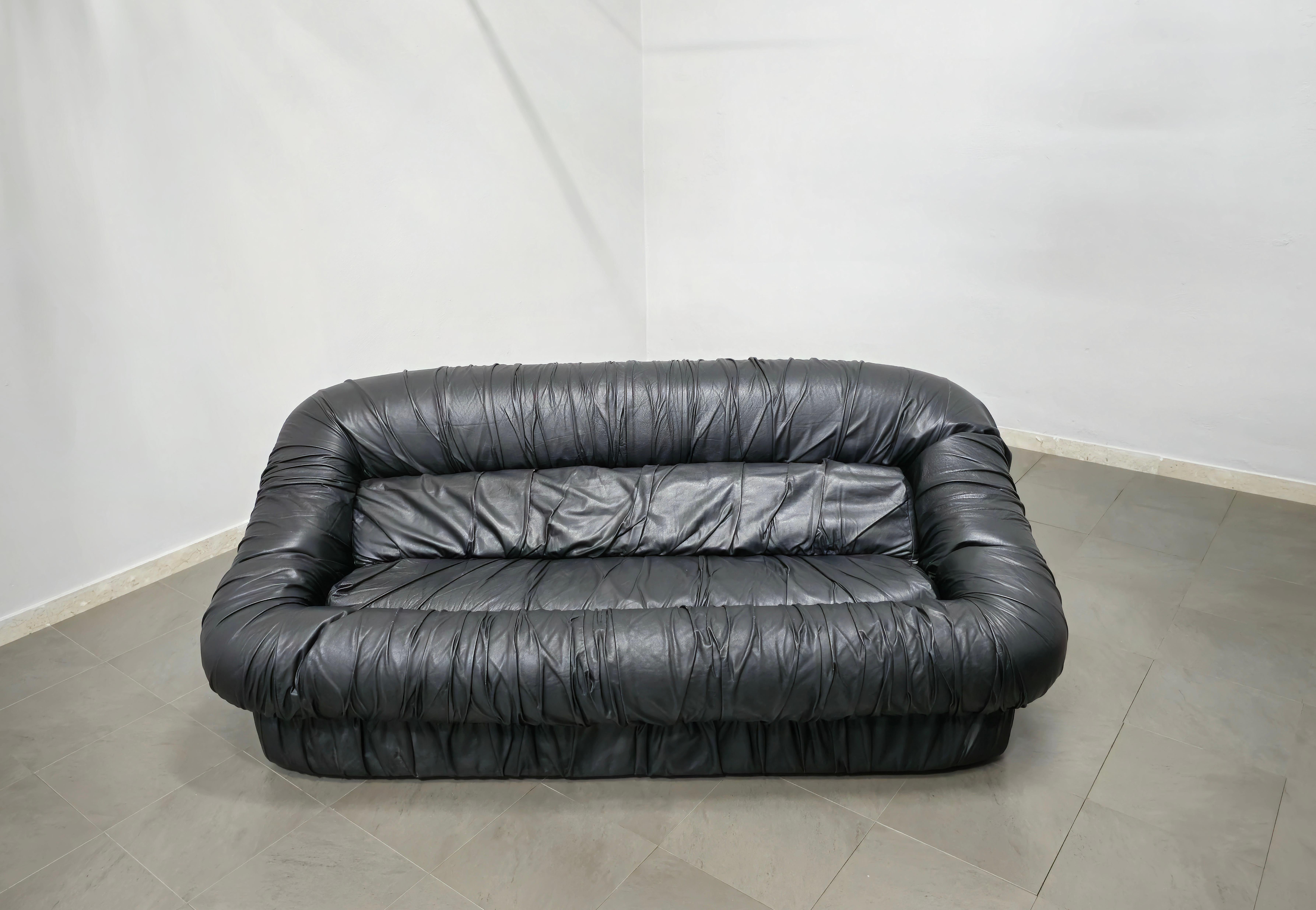 Very rare sofa Leather black by De Pas D’Urbino and Lomazzi from the 70s, rare and in perfect condition. Gorgeous patina. Manufacturing brand: Dall’Oca. Highly sought after for their attractive design. The padding in excellent condition. The