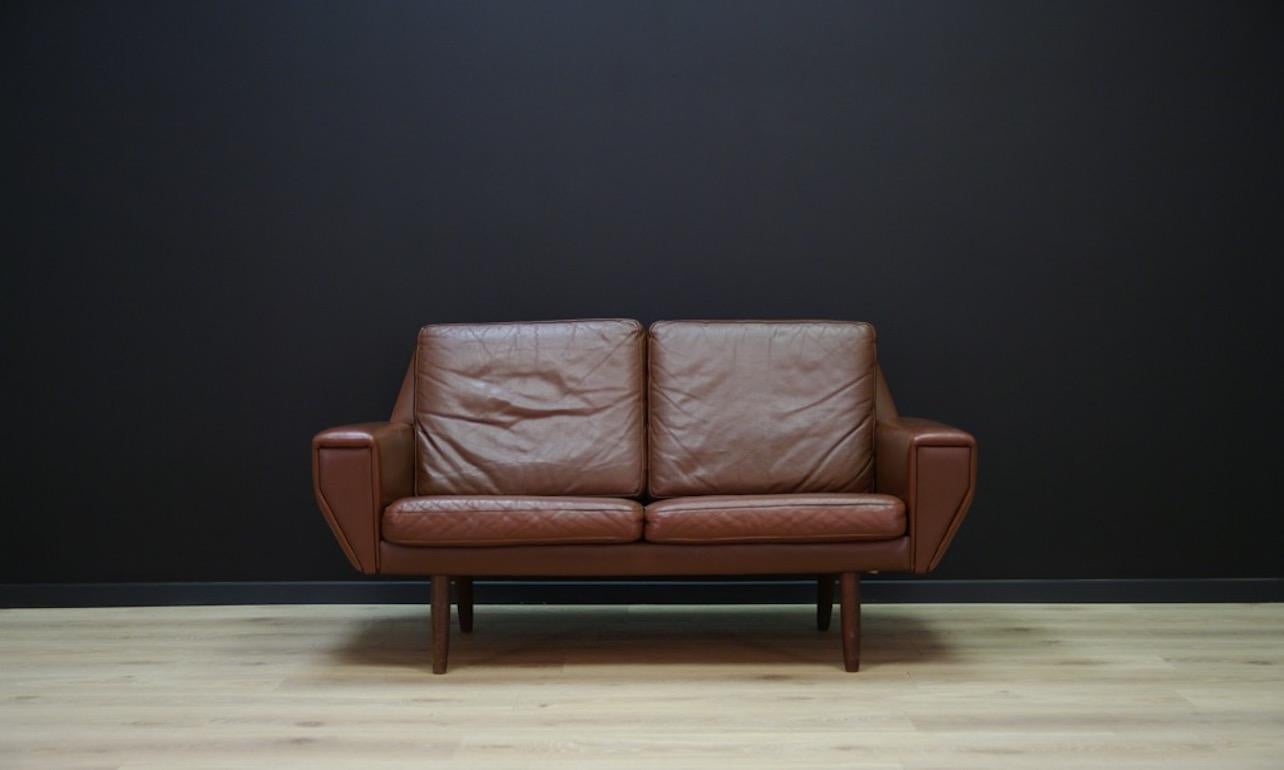 Brown leather sofa from the 1970s-1980s - beautiful, minimalist form - Scandinavian design. Sofa covered with original leather. Preserved in good condition (minor scratches, minor abrasions and dings on the skin) - directly for use.

Dimensions:
