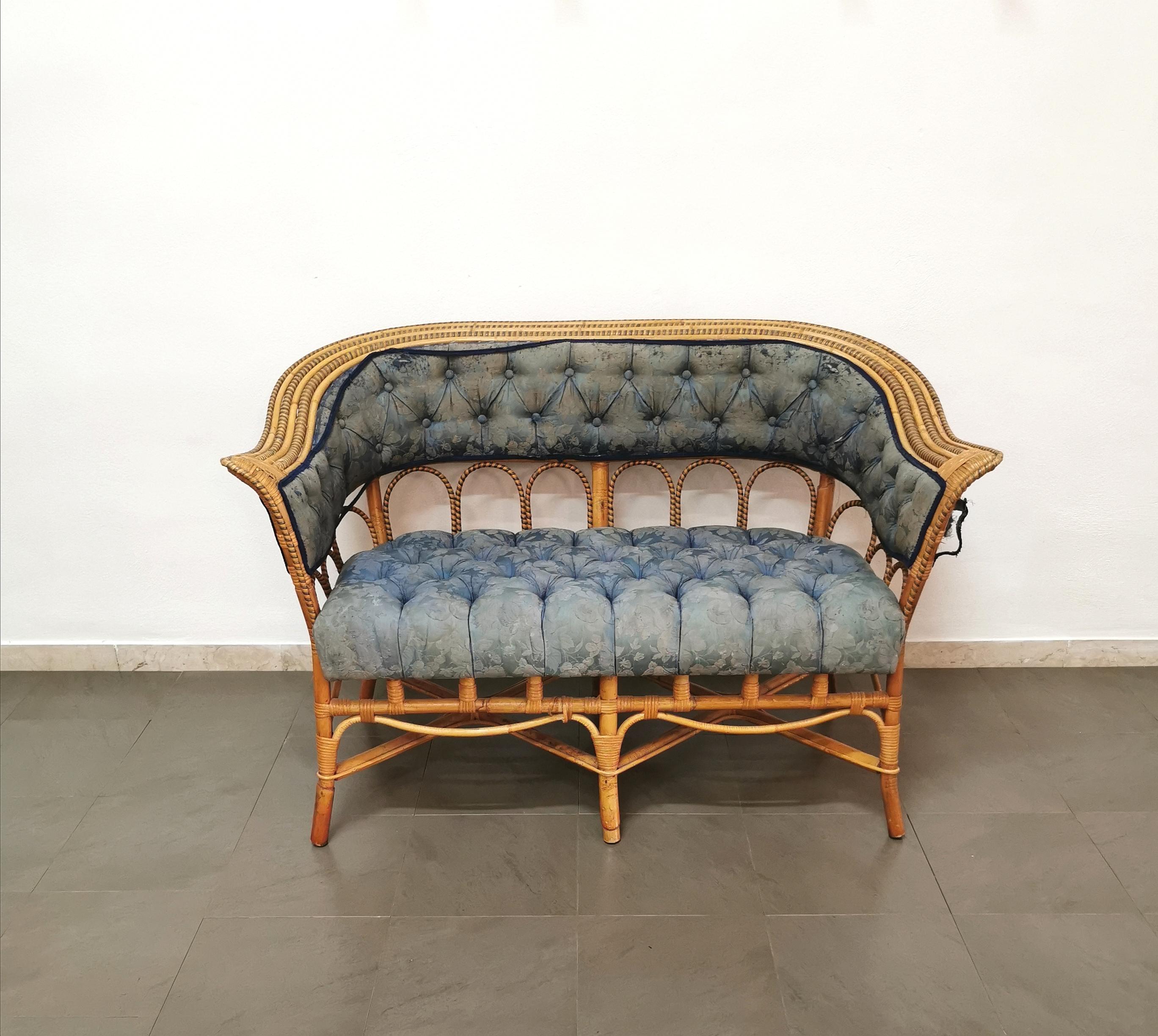 2 Seater sofa for living room or garden with curvilinear shapes produced in Italy in the 70s by Vivai del sud. The sofa was made of bamboo and rattan, with green weaves and with a seat and back in damask fabric with a floral pattern in shades of