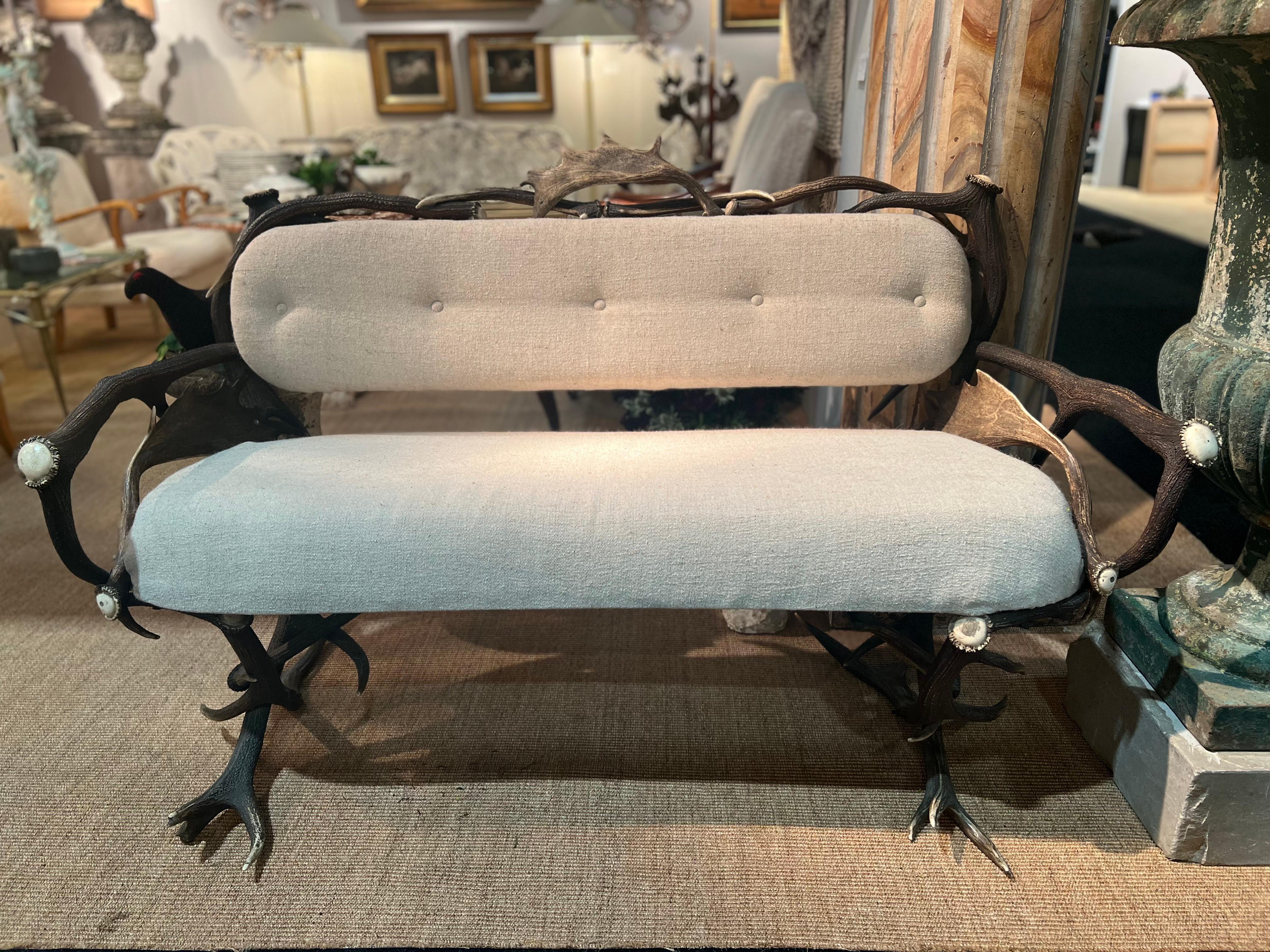 Questa squisita panca in corno austriaca della fine del XIX secolo è una testimonianza di maestria artigianale e di eleganza senza tempo. A differenza dei modelli precedenti, più pesanti, che incorporavano un volume maggiore di corna, questo pezzo è
