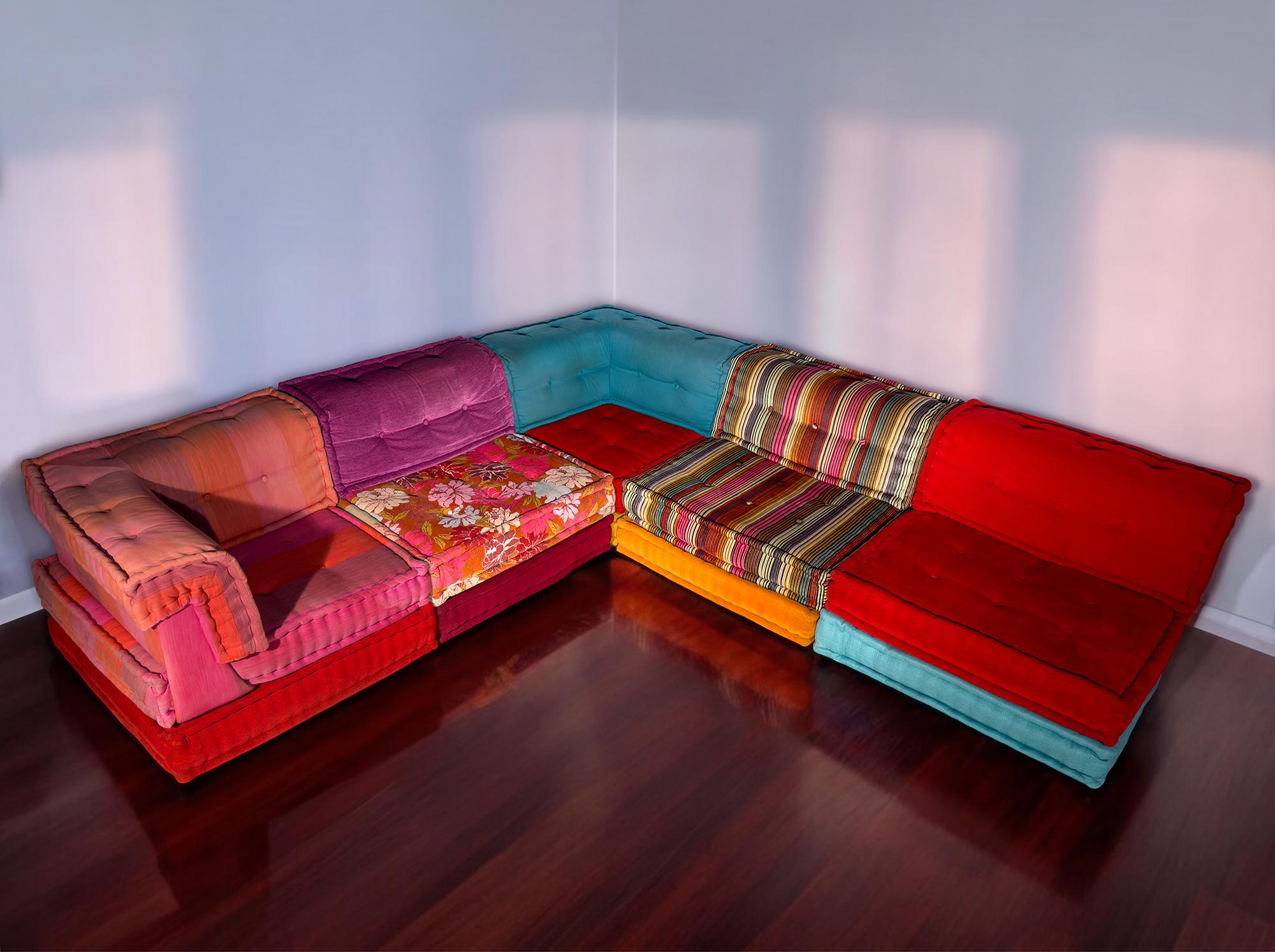 Indulge in the epitome of luxury with the original Mah Jong sofa, adorned with high-quality fabrics with different textures and patterns, designed by Kenzo Takada as well as Missoni, exclusively for Roche Bobois.

This set has been maintained in