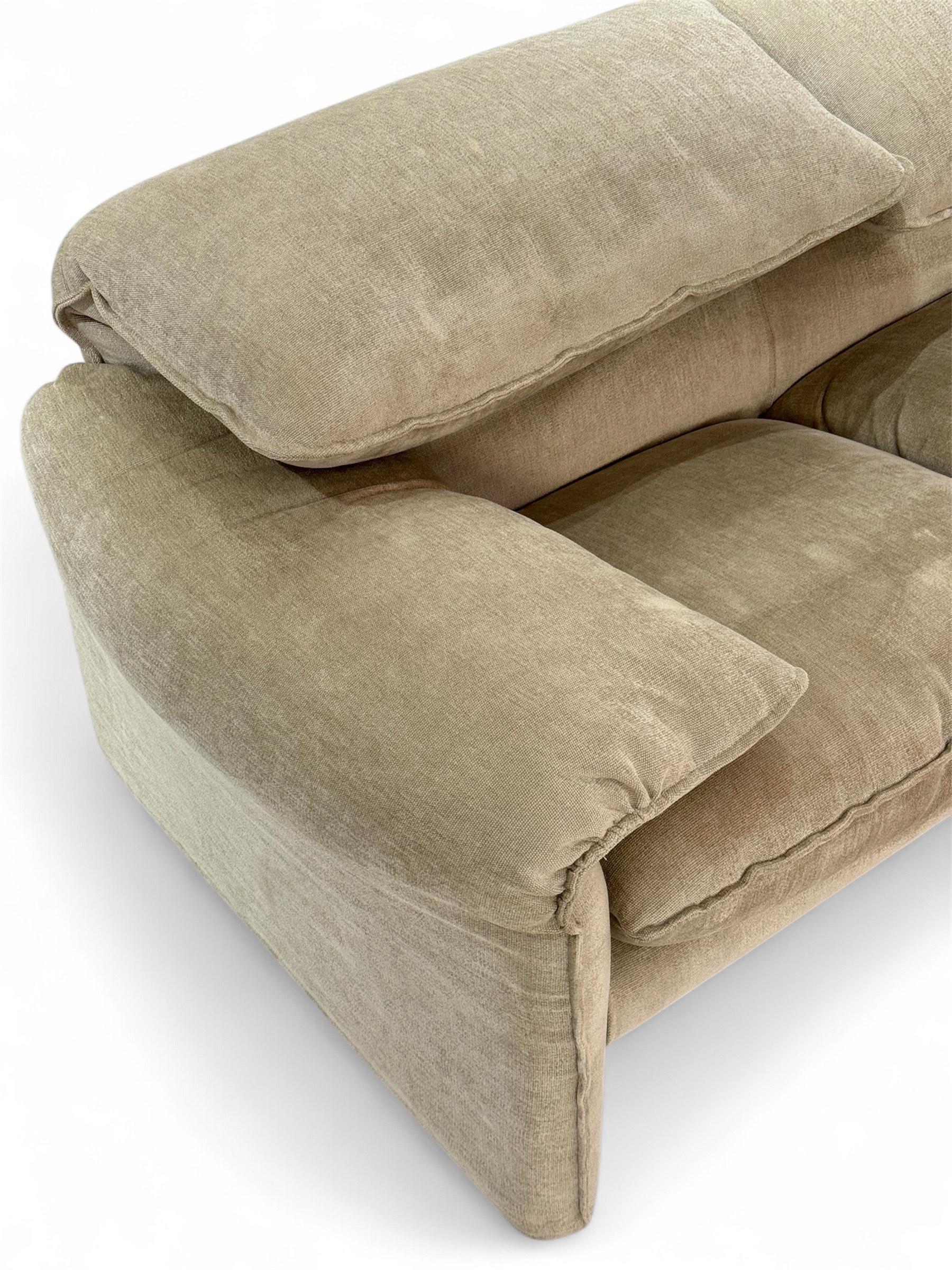Italiano Sofa MARALUNGA  2 seaters for Cassina by Vico Magistretti, Circa 1970 in vendita