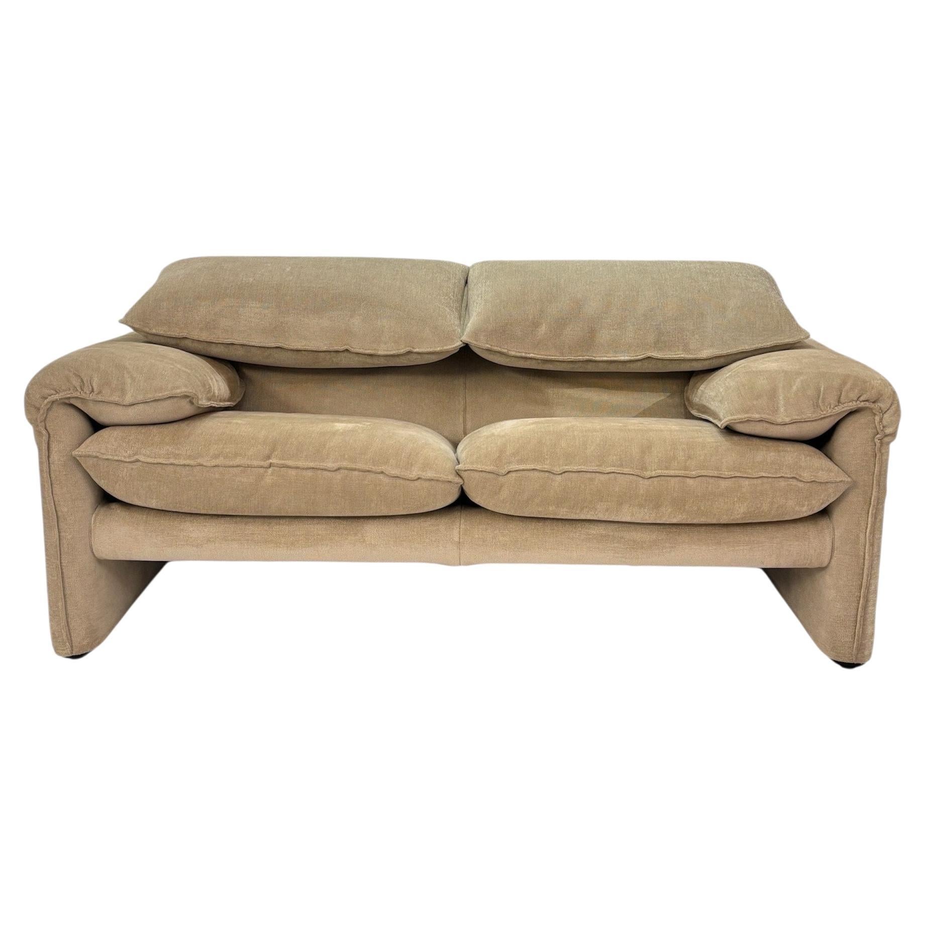 Sofa MARALUNGA  2 seaters for Cassina by Vico Magistretti, Circa 1970 in vendita