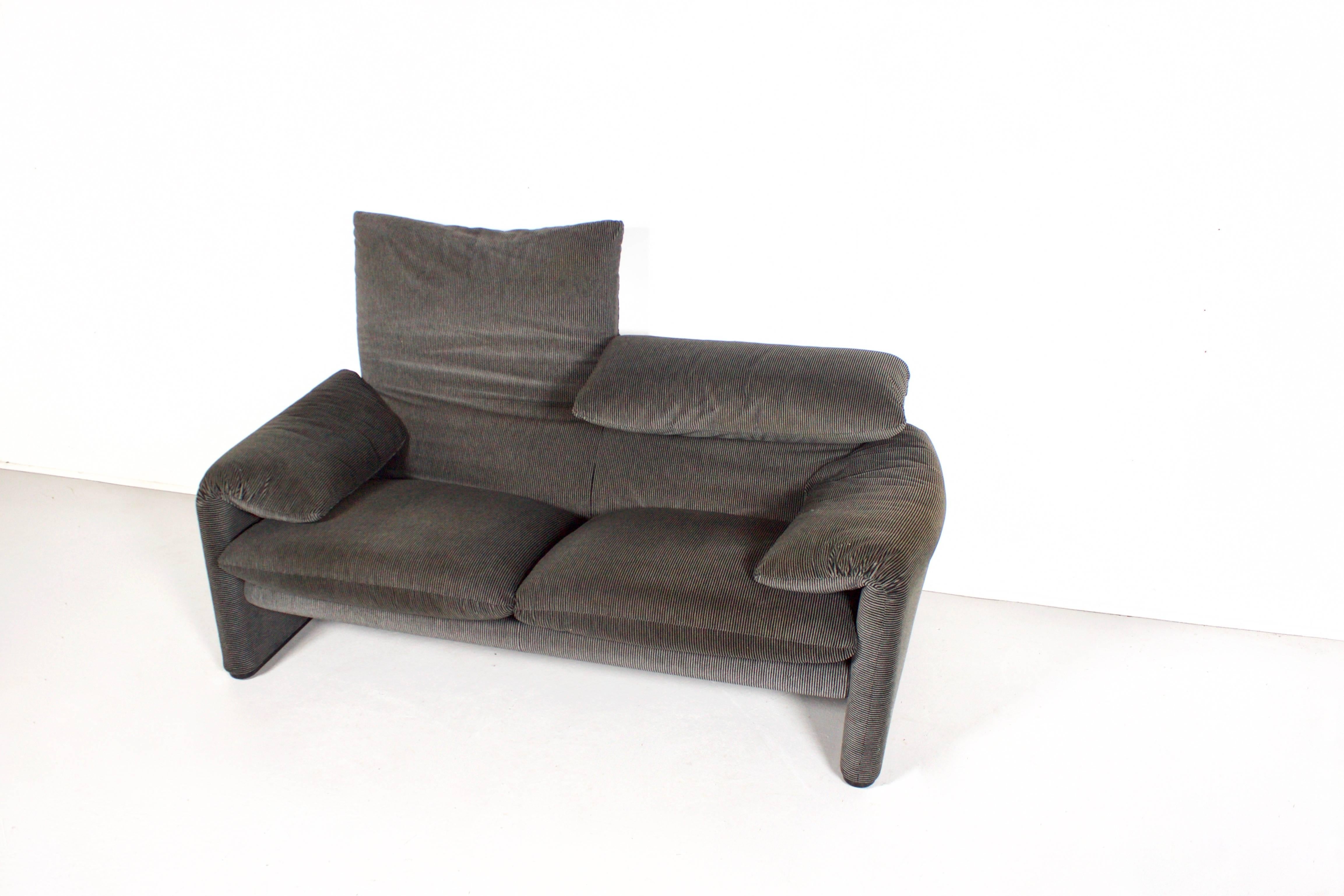 Two-seat Cassina Maralunga sofa in very good condition.

Designed by Vico Magistretti in 1973

Velvet fabric: Velluto Bicolore, striped grey and black 

The sofa has an adjustable headrest for a high or low backrest version

The Maralunga