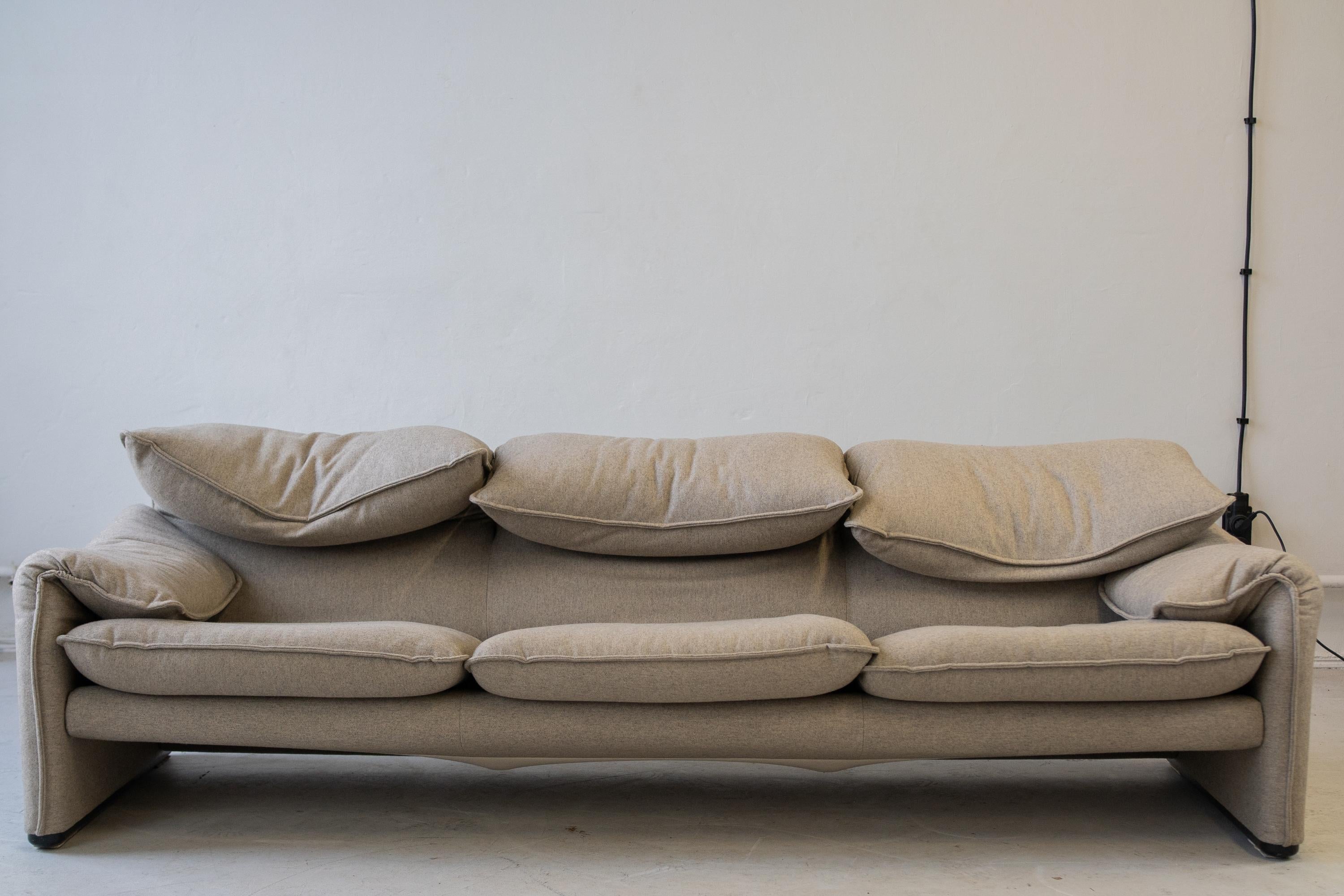 Sofa Maralunga by Vico Magistretti for Cassina, designed in 1973 in Italy.
Famous for its comfort and design. 
3 seater sofa reupholsterd with a grey fabric.